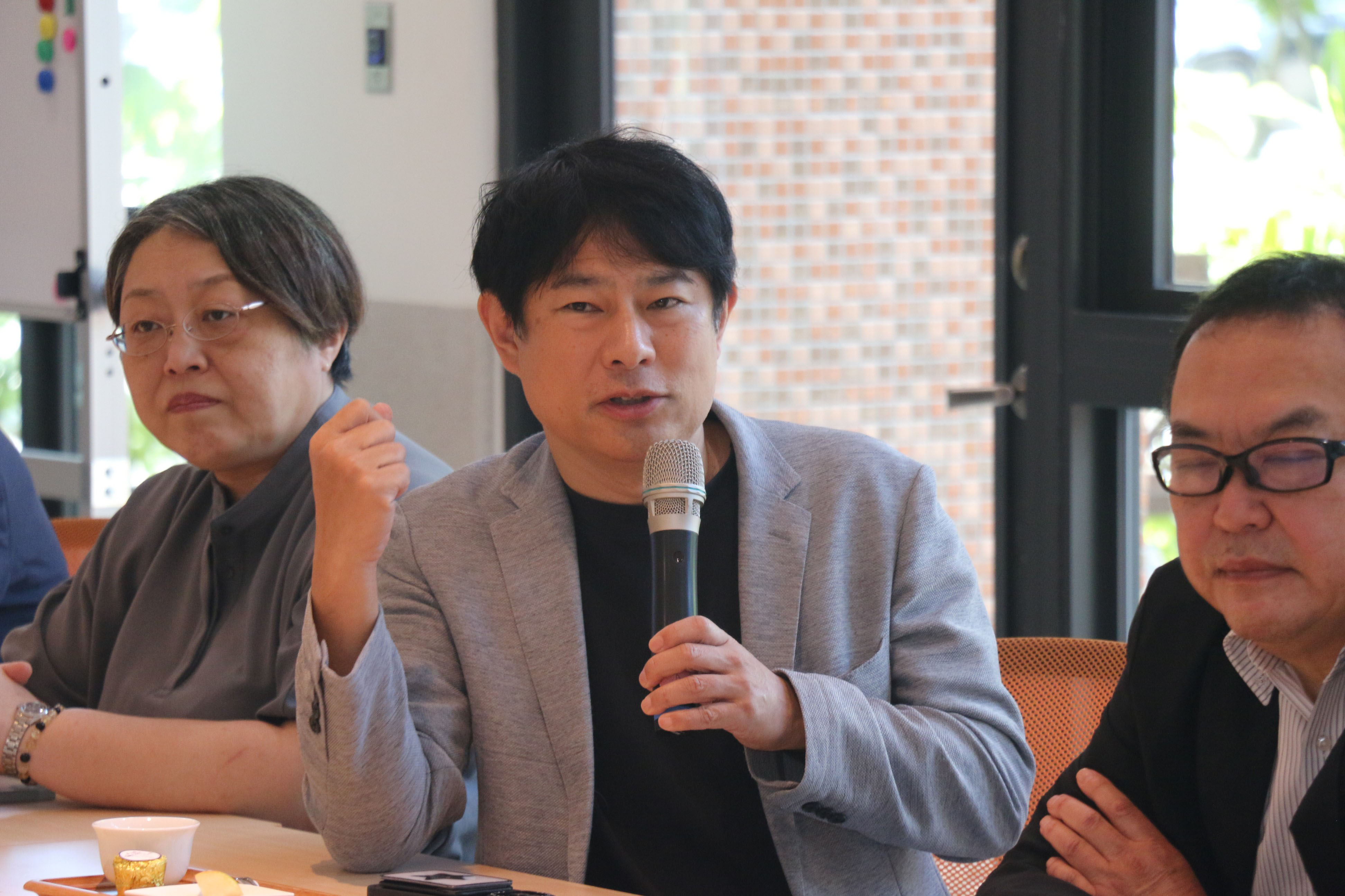 糠谷和弘社長（中）特別指出，即使在長照產業發達的日本，也很難見到具備如此高水準、設備如此齊全的公營機構。