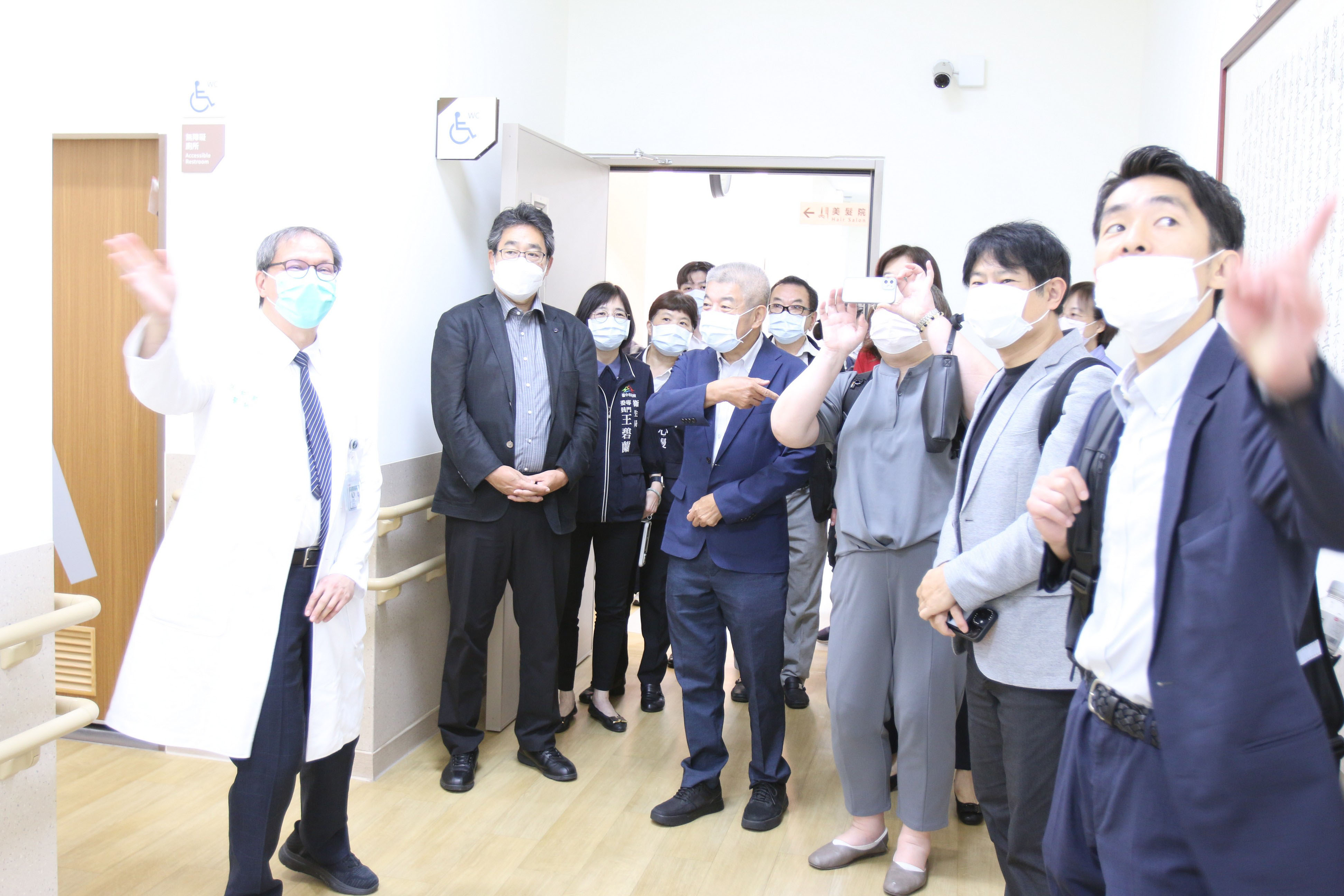 台中慈濟醫院復健醫學部醫師張欽凱（左）介紹仁愛長照機構復健相關設施。