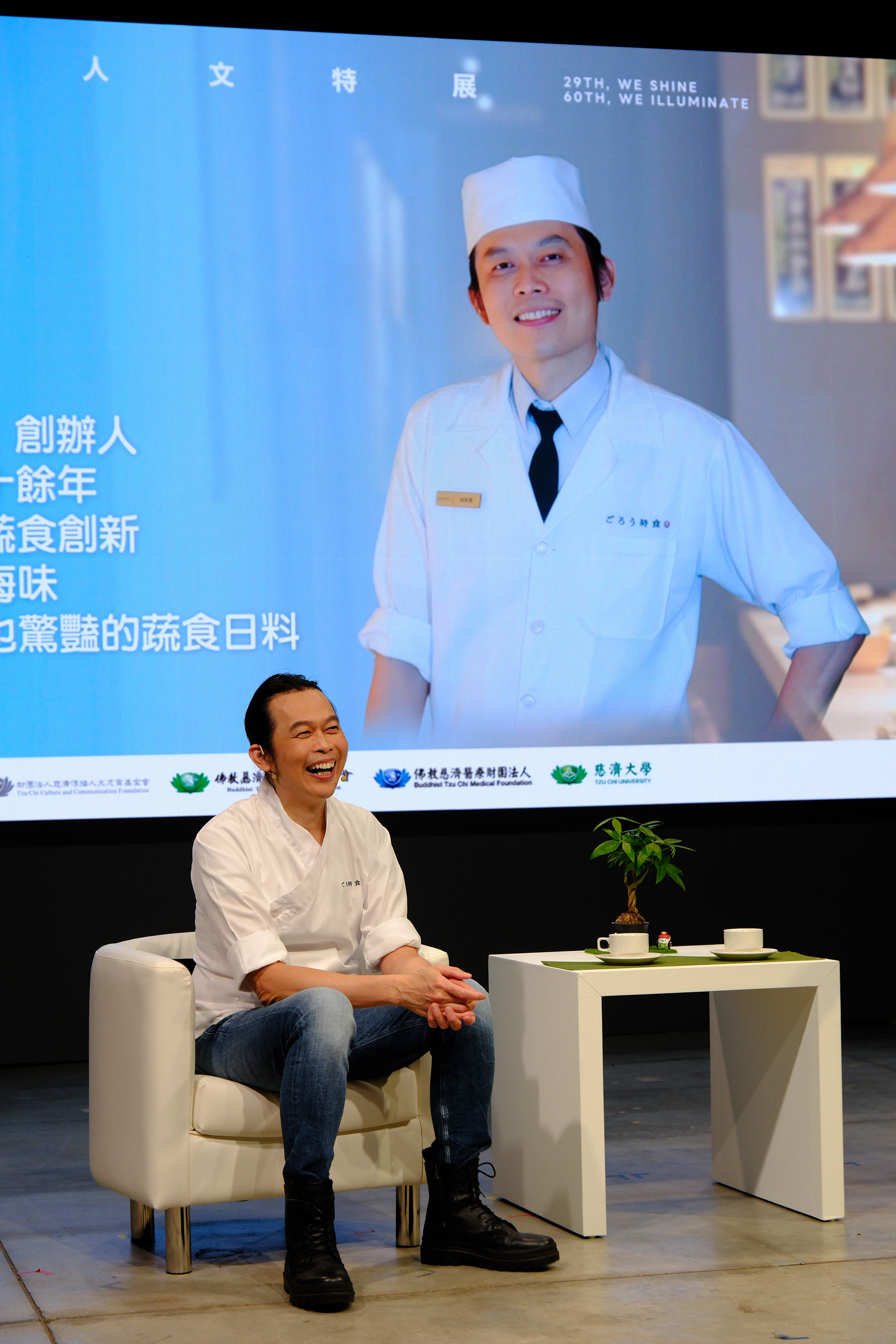 29放光慈濟60慈濟人文特展微光食悟，五郎時食主廚胡財賓分享日料大廚的蔬食轉身。