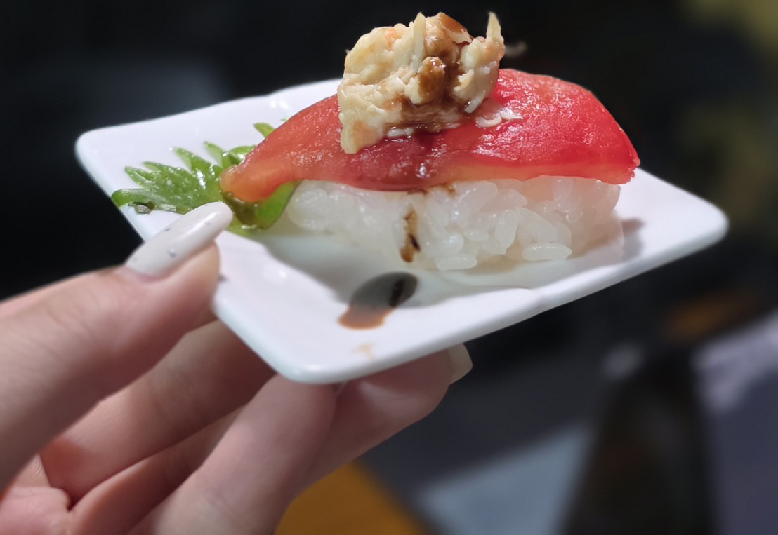 五郎時食主廚胡財賓特別為慈濟人文特展準備蔬食日料「番茄蝦醬握壽司」。