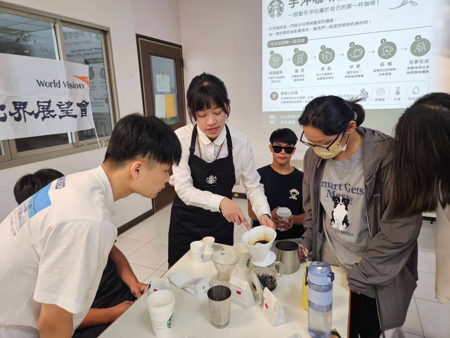 星巴克講師透過手沖咖啡實作體驗，帶領青少年認識咖啡專業與服務流程，近距離了解服務業的工作內容與職場精神。