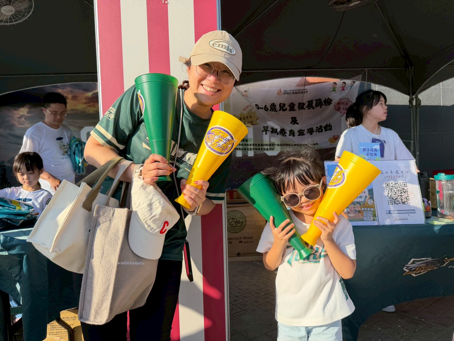 台鋼雄鷹贊助加油棒當宣導禮，現場獲禮品的親子檔開心合影。（伊甸基金會提供）
