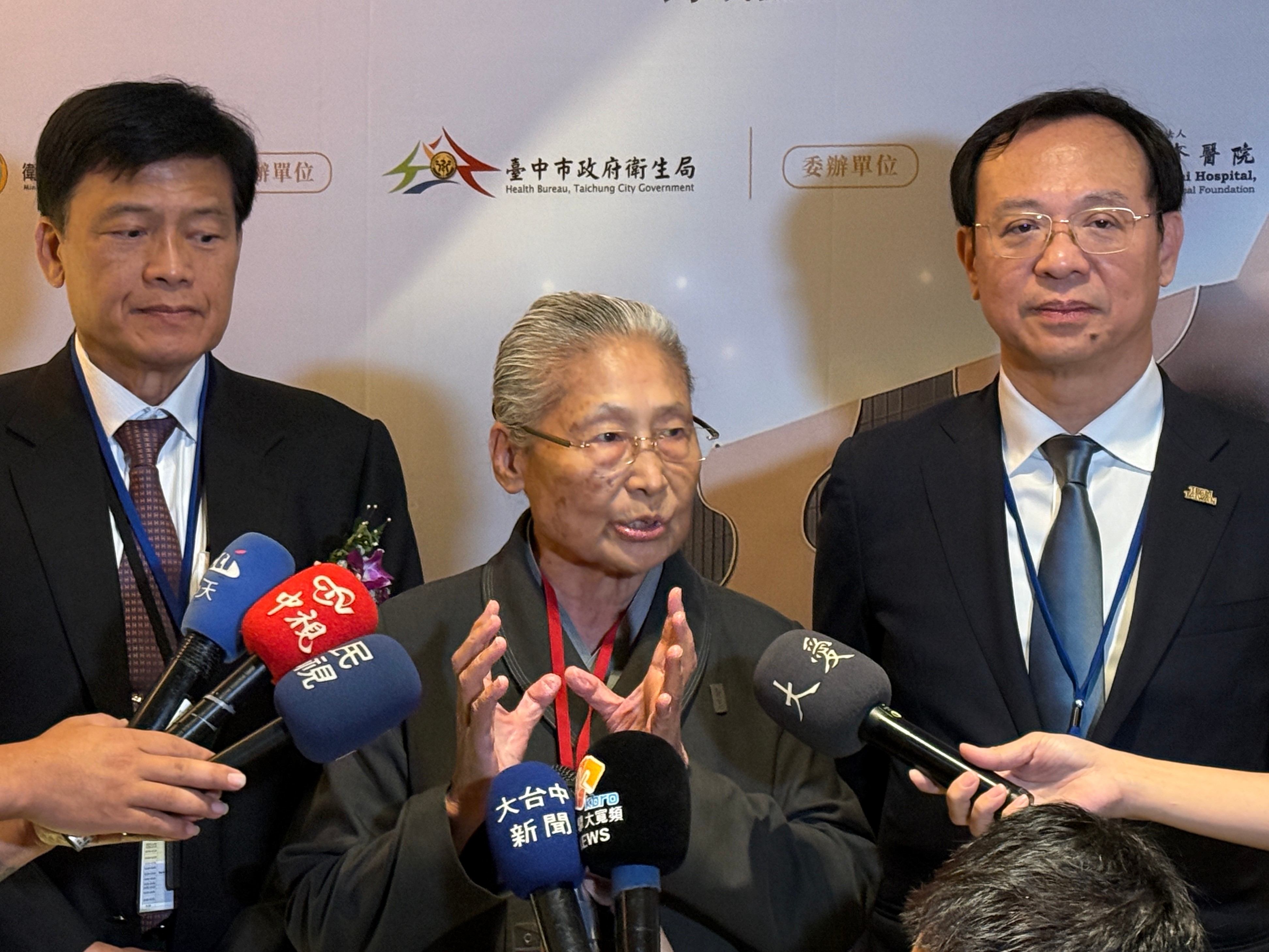 慈濟基金會副總執行長林碧玉（中）接受媒體訪問，左為臺中市衛生局長曾梓展，右為衛福部長石崇良。攝影：江柏緯