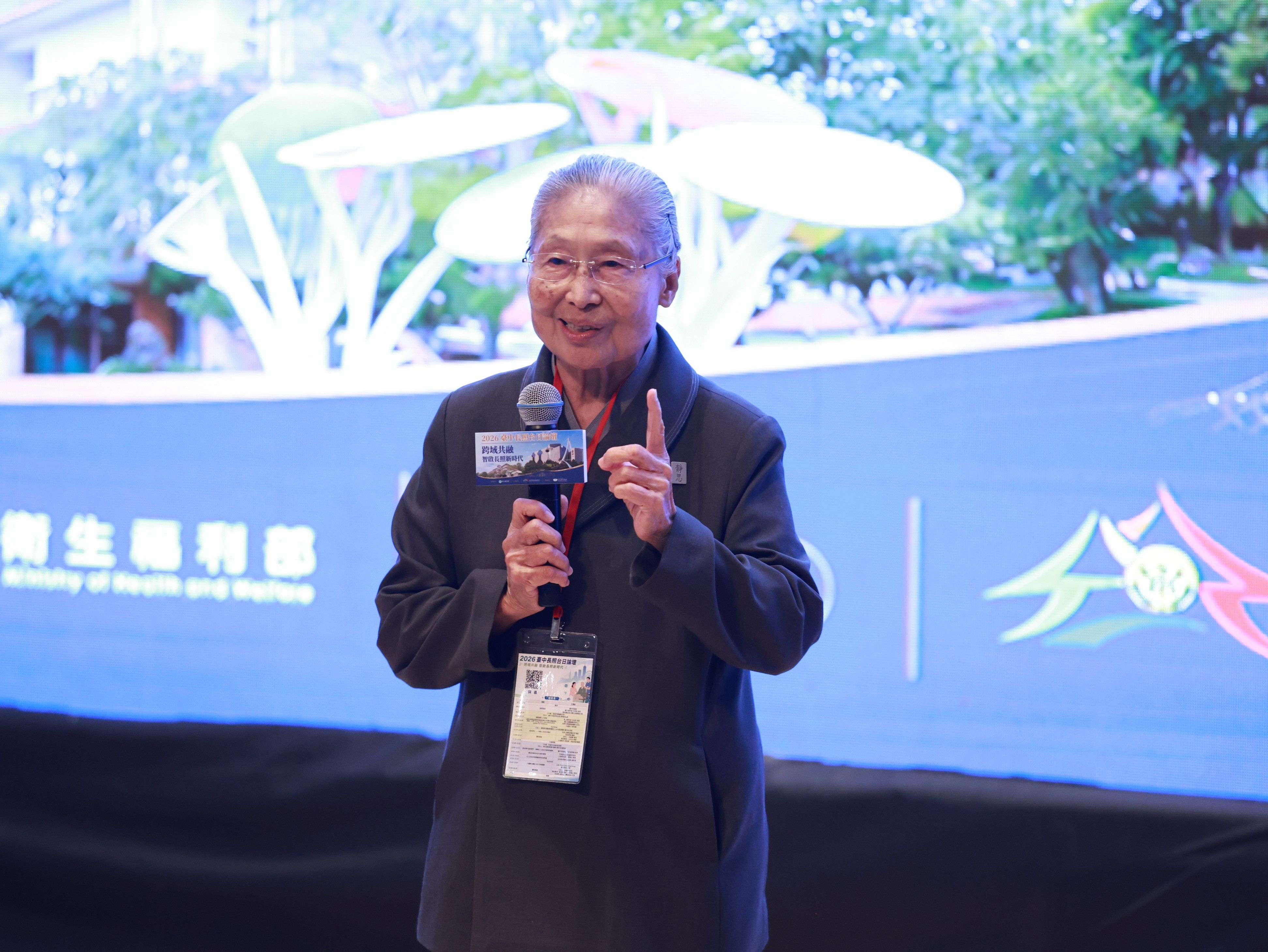 慈濟基金會副總執行長林碧玉講述證嚴法師理念是要幫長輩回家。攝影：徐金生