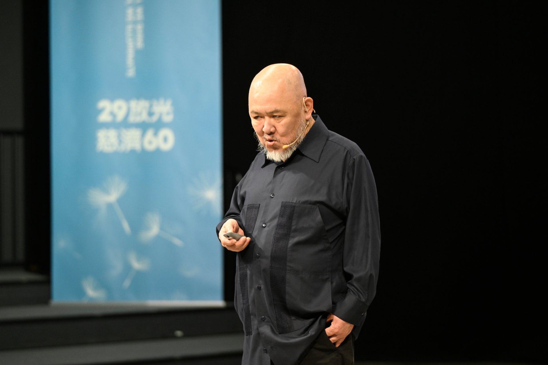 柏林影展最佳導演林正盛於「29放光 慈濟60:慈濟人文特展」──「微光講座.人文」分享「轉彎的人生更美麗」。