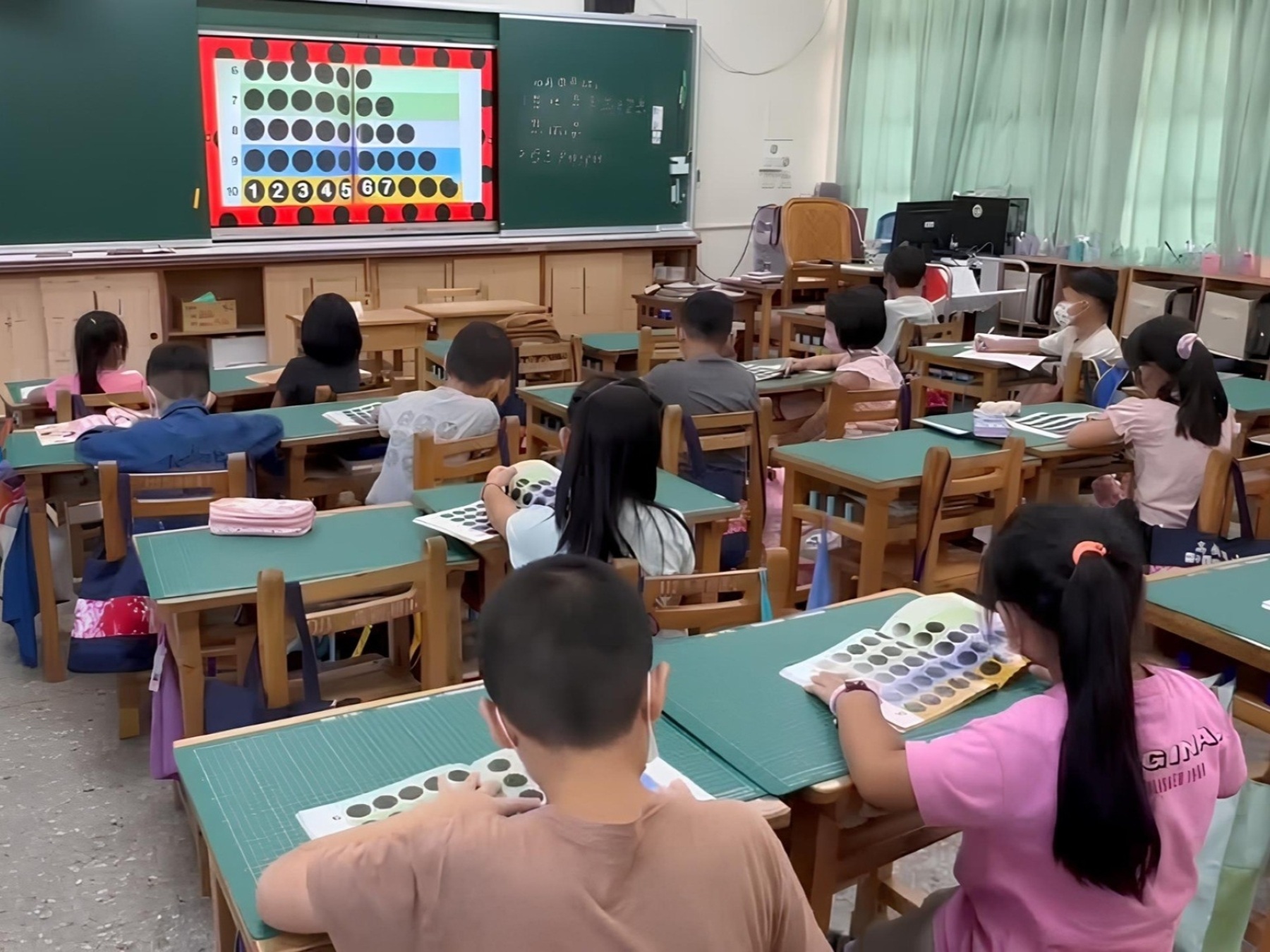 屏東縣高樹國小推動英語繪本「跟讀」練習,藉由模仿語調與節奏,提升英語口說的自信與語感