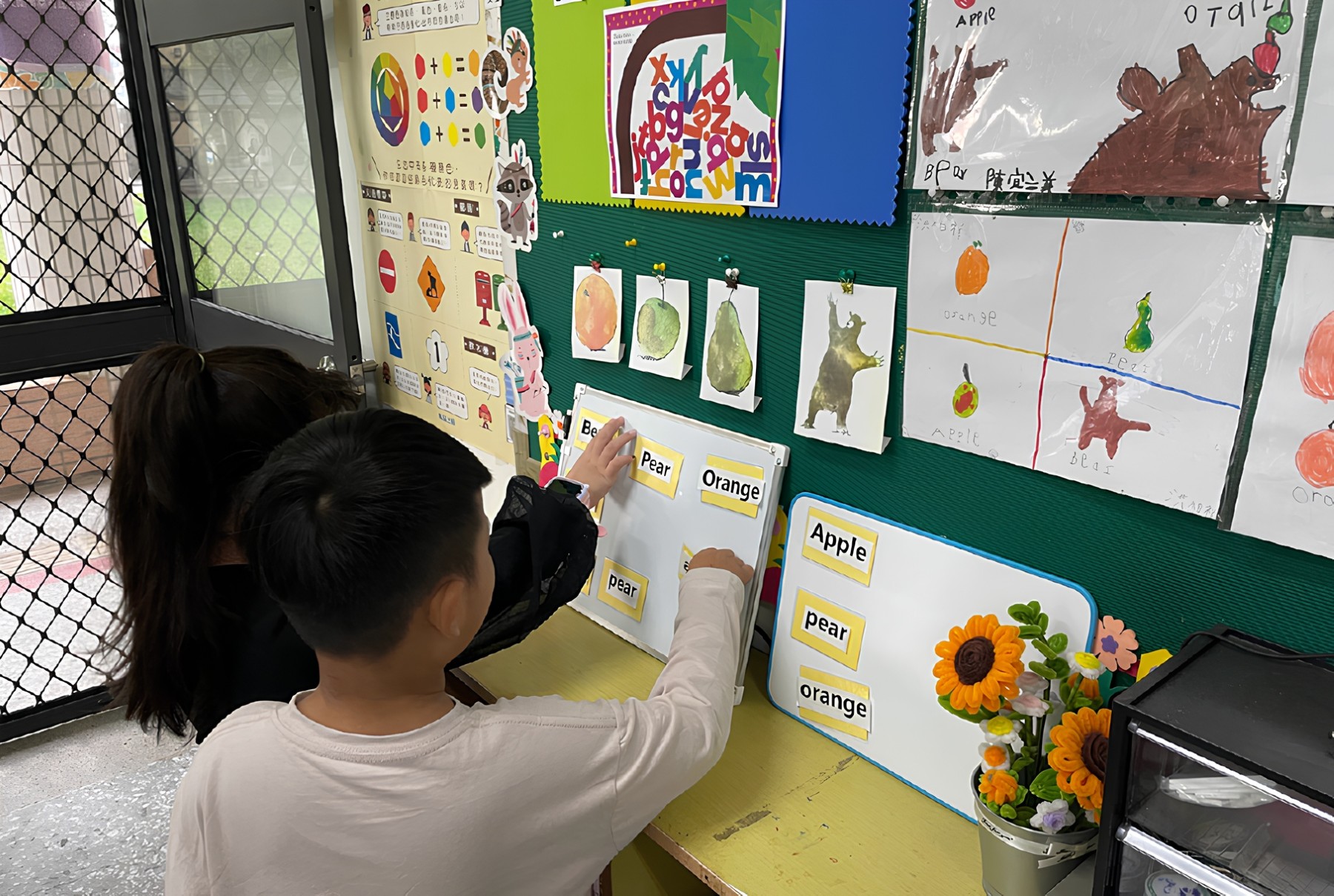 屏東縣高樹國小學生利用下課時間進行單字與圖像配對,提升對英語單字的熟悉度與理解能力