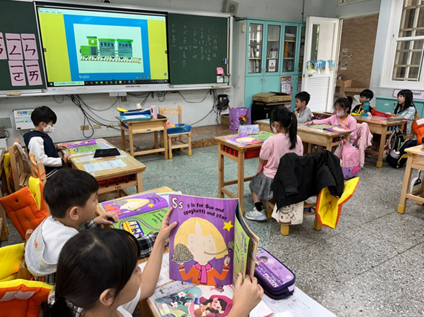 新北市二重國小每週兩天早自習時間進行有聲書影音導讀