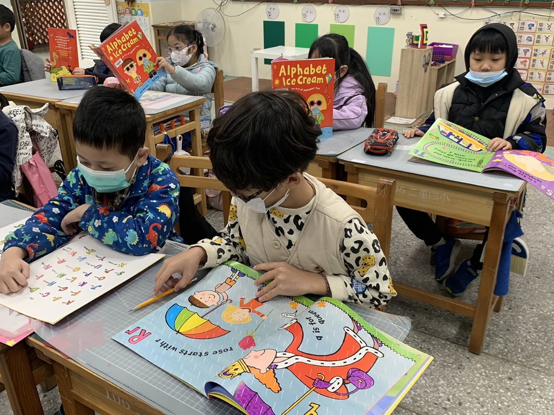 新北市二重國小學生閱讀英語繪本,培養英語閱讀能力