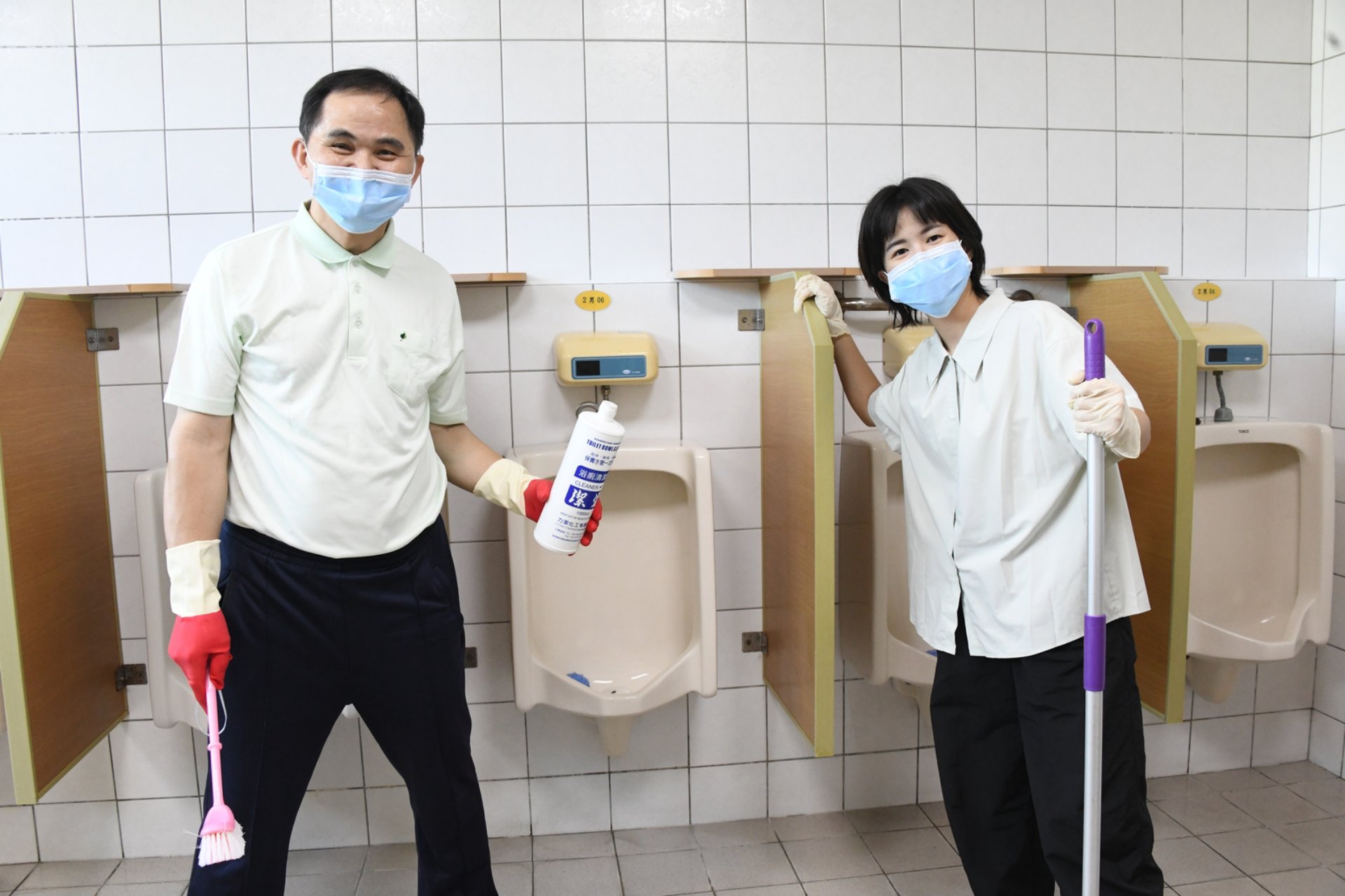 簡院騰院長與女兒簡意林醫師一起打掃