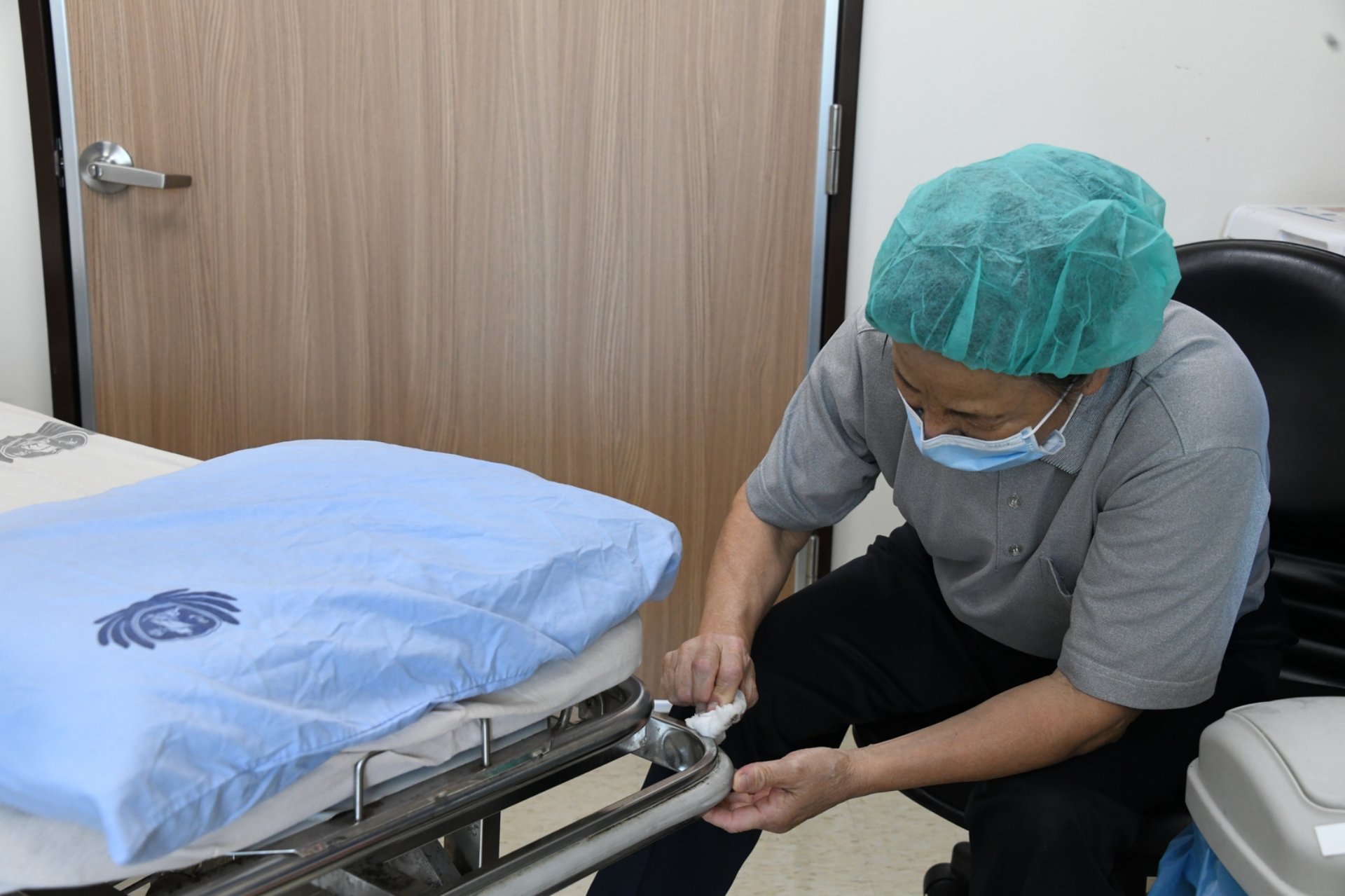 大林慈院人文室主任葉璧禎師姊用心擦拭著病床的角落縫隙