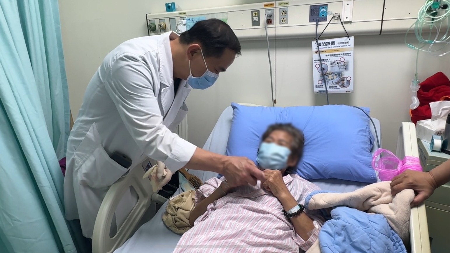 老婦人握著簡瑞騰院長的手頻頻感謝救命之恩