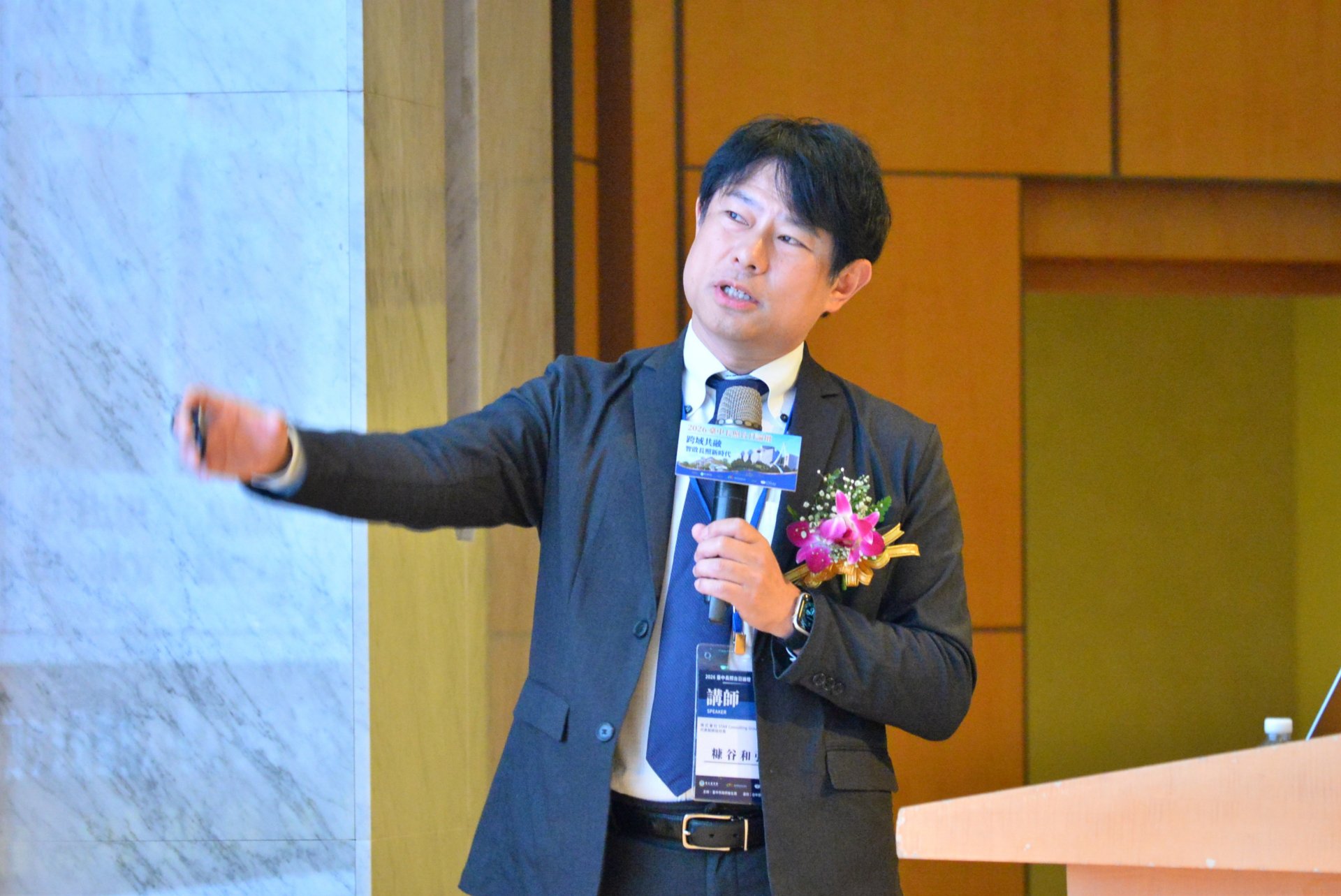 日本STAR Consulting Group社長糠谷和弘於「2026臺中長照台日論壇」，分享日本介護領域數位轉型經驗。