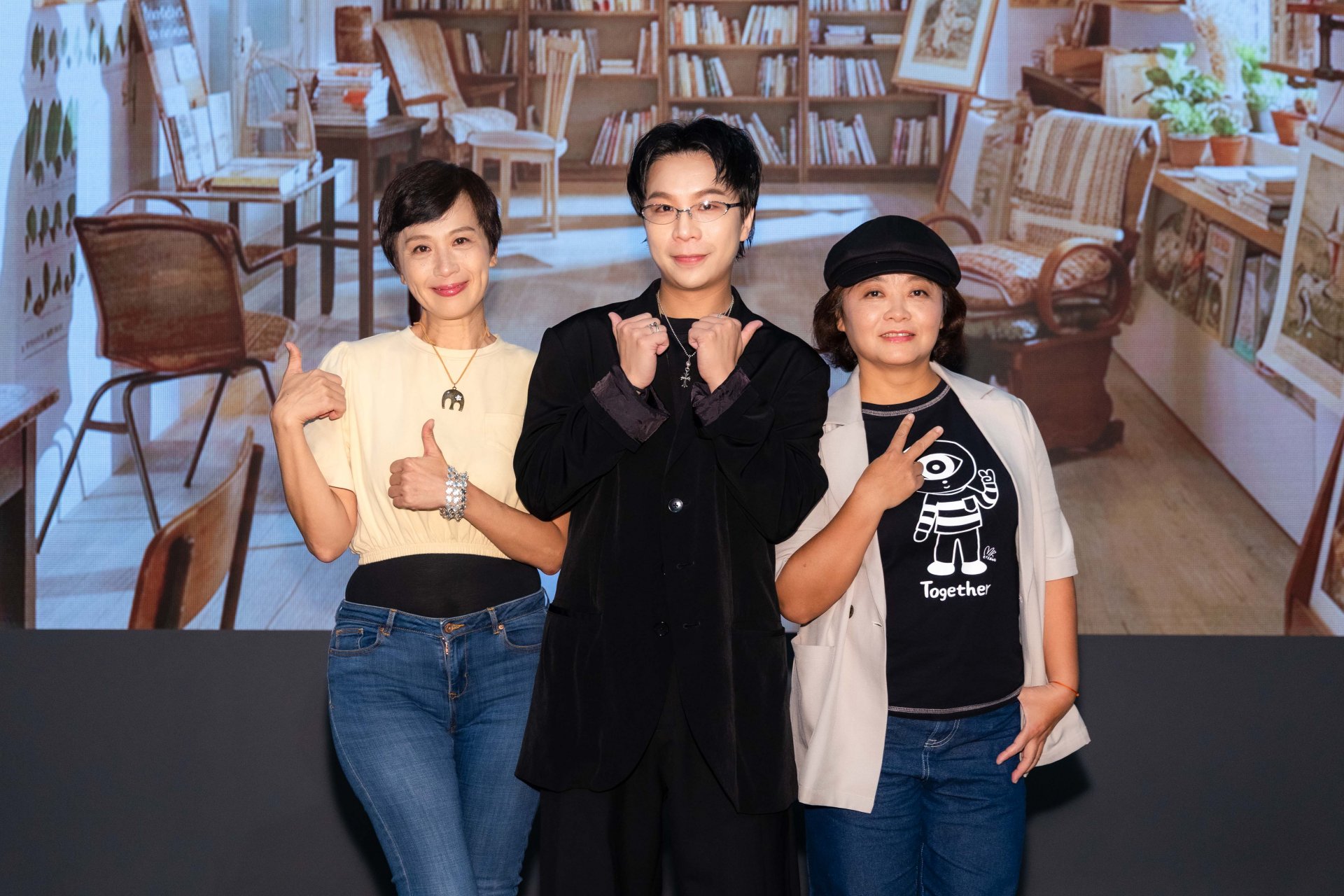 大愛劇《他的靈魂與他的書店》首映記者會,左起:黃采儀、派翠克、吳怡臻飾演姊弟。