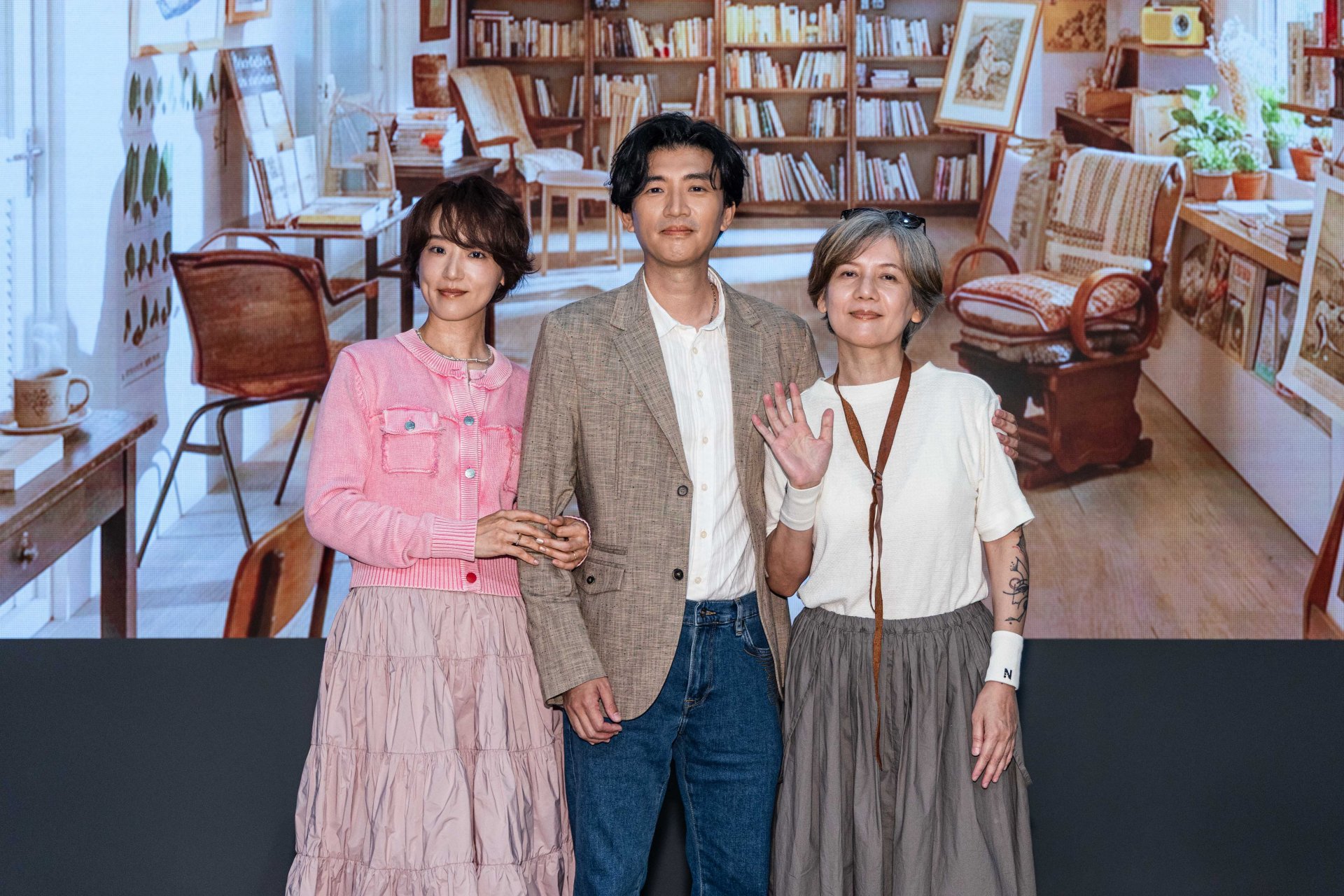 大愛劇《他的靈魂與他的書店》首映記者會，左起：林子熙飾演曾少宗妻子吳少琪、曾少宗飾演李啟誠醫師、黃柔閩飾演曾少宗的母親林美玉。