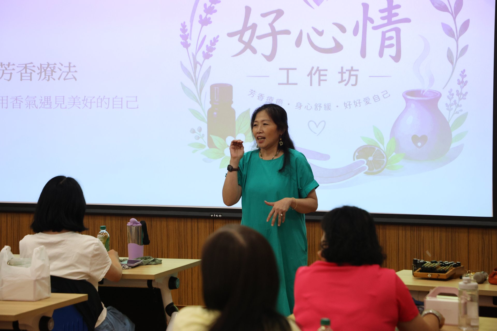 吳宙妦老師現任社團法人台灣香氣行者照護學會理事長,她豐富的經驗了解病友的心情,以輕鬆的方式鼓勵每個人都要好好疼愛自己。