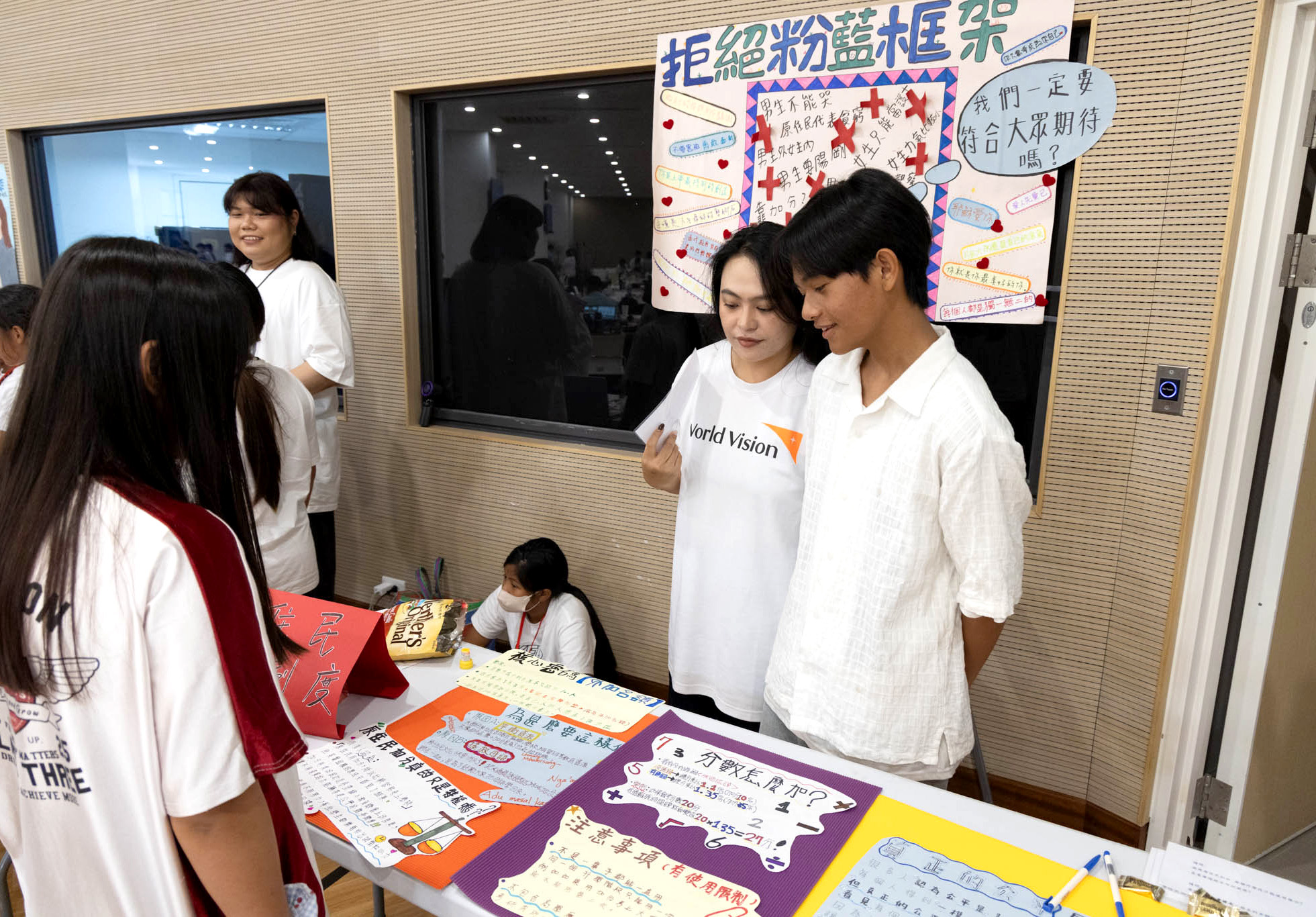原民兒少團隊深入探究社會對原民的刻板印象相關議題,透過行動攤位市集向大眾倡議「願我們都能看見差異,不貼標籤;看見努力,也看見看不見的差距。」