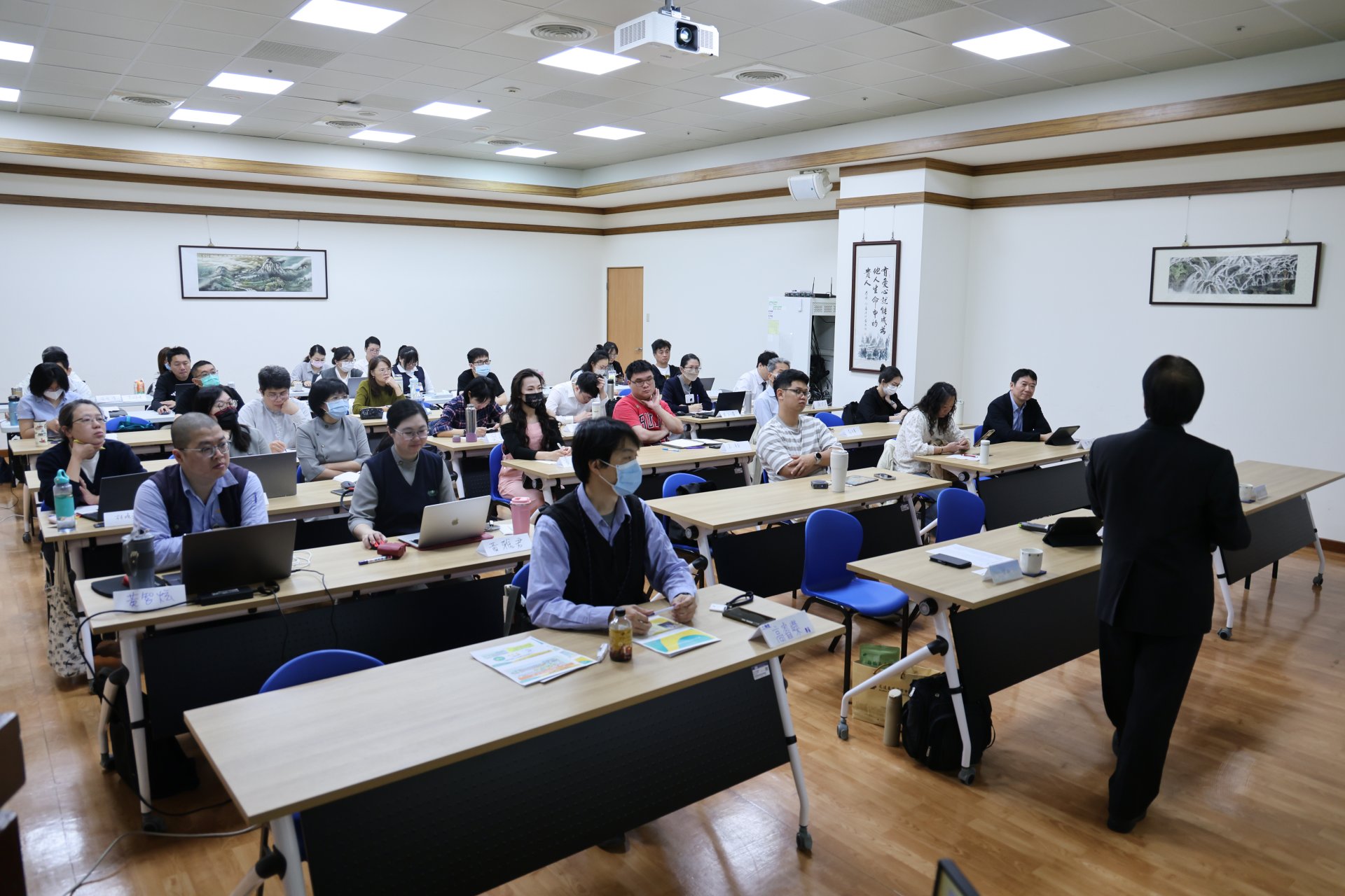 為了貼近醫療場域的實務需求,課程內容精心規劃,涵蓋ESG治理架構、永續策略規劃、溫室氣體盤查、氣候變遷風險、永續供應鏈、綠色醫療及永續報告書撰寫等多項重點。