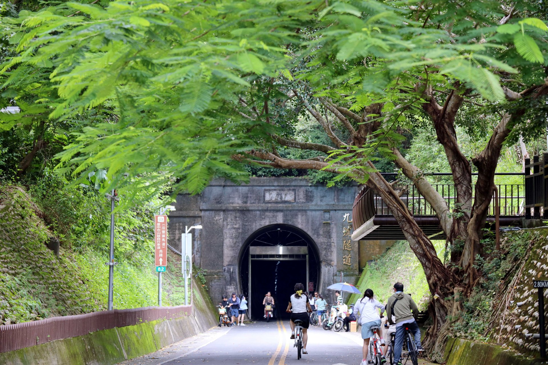 后豐鐵馬道九號隧道是舊山線最長的隧道-可感受沁涼空氣