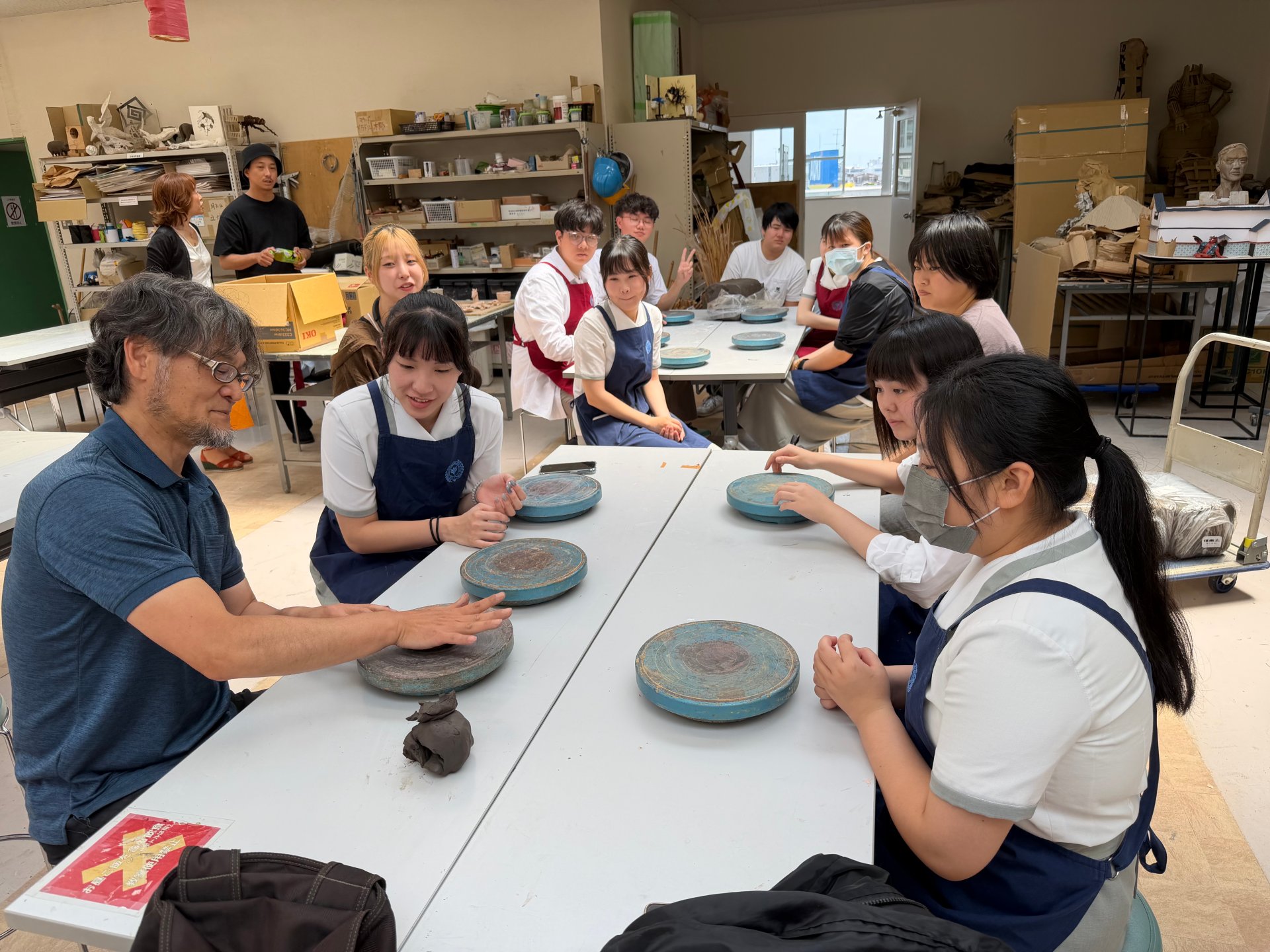 體驗日本藝術課程,學生親手進行陶土創作,在實作中感受日本工藝文化與創作精神。