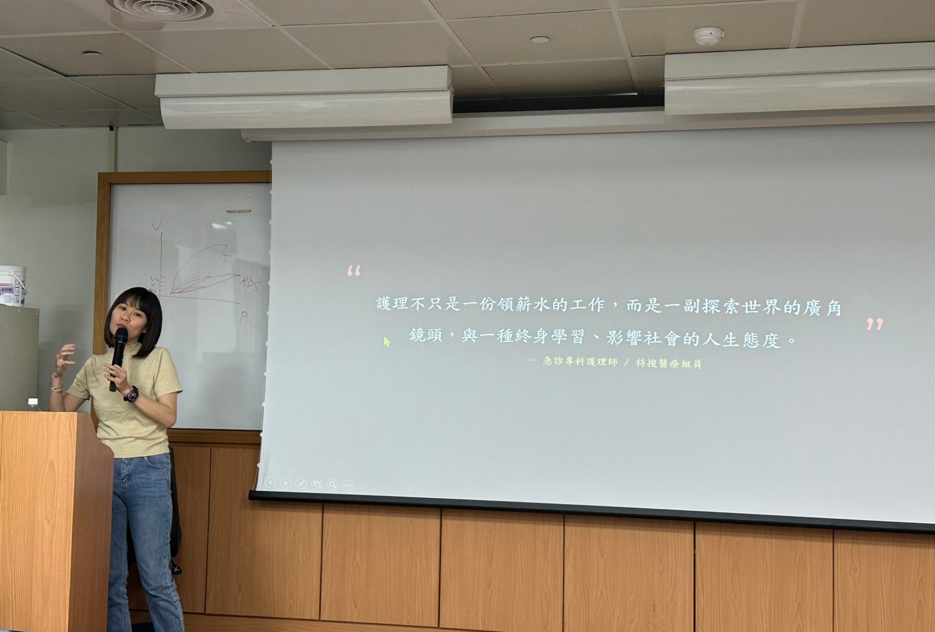 急診專科護理師廖昱淇同時也是花蓮災難醫療隊(DMAT)的特搜醫療組成員,並是社區與消防局的緊急救護技術員教師,更是Podcast主持人。