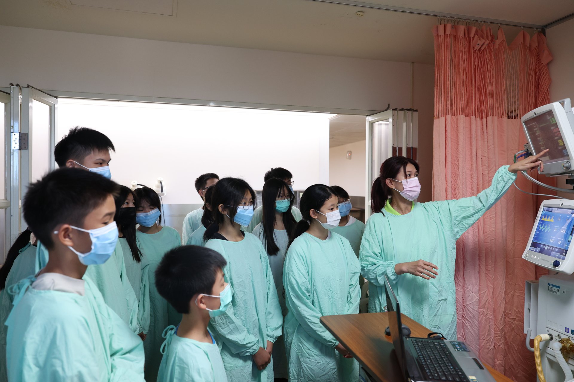 加護病房陳陶霈瑜護理長為未來可能加入護理陣容的學弟妹們解釋重症照護單位的特色和須具備的能力。