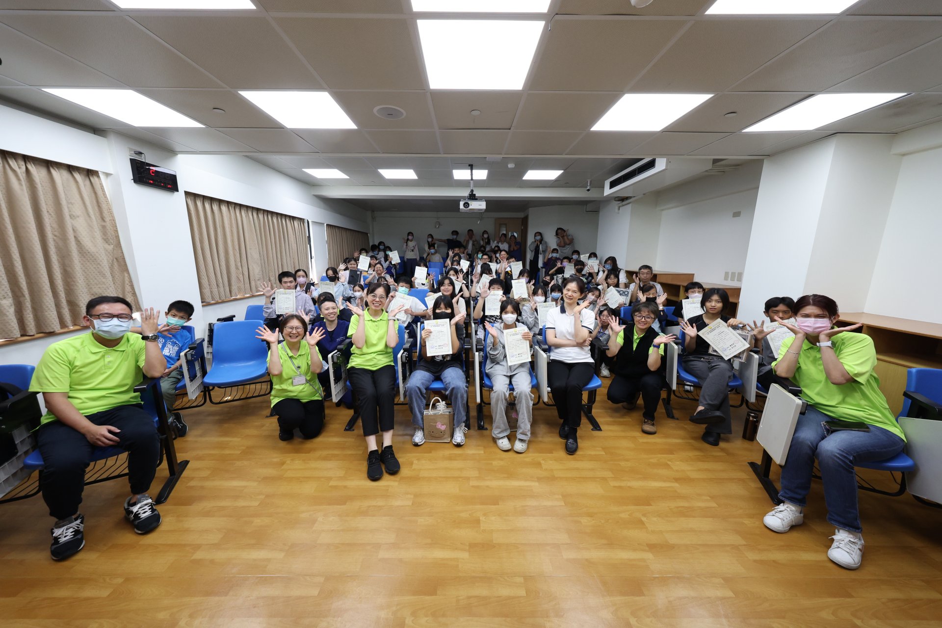 花蓮慈濟醫院利用暑假與慈濟大學院校合辦護理體驗營,吸引超過50位國中生親子報名參加,體會臨床護理工作。
