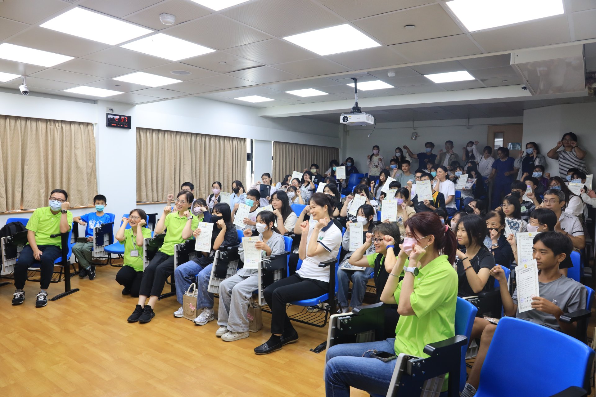 花蓮慈濟醫院利用暑假與慈濟大學院校合辦護理體驗營,吸引超過50位國中生親子報名參加,體會臨床護理工作。