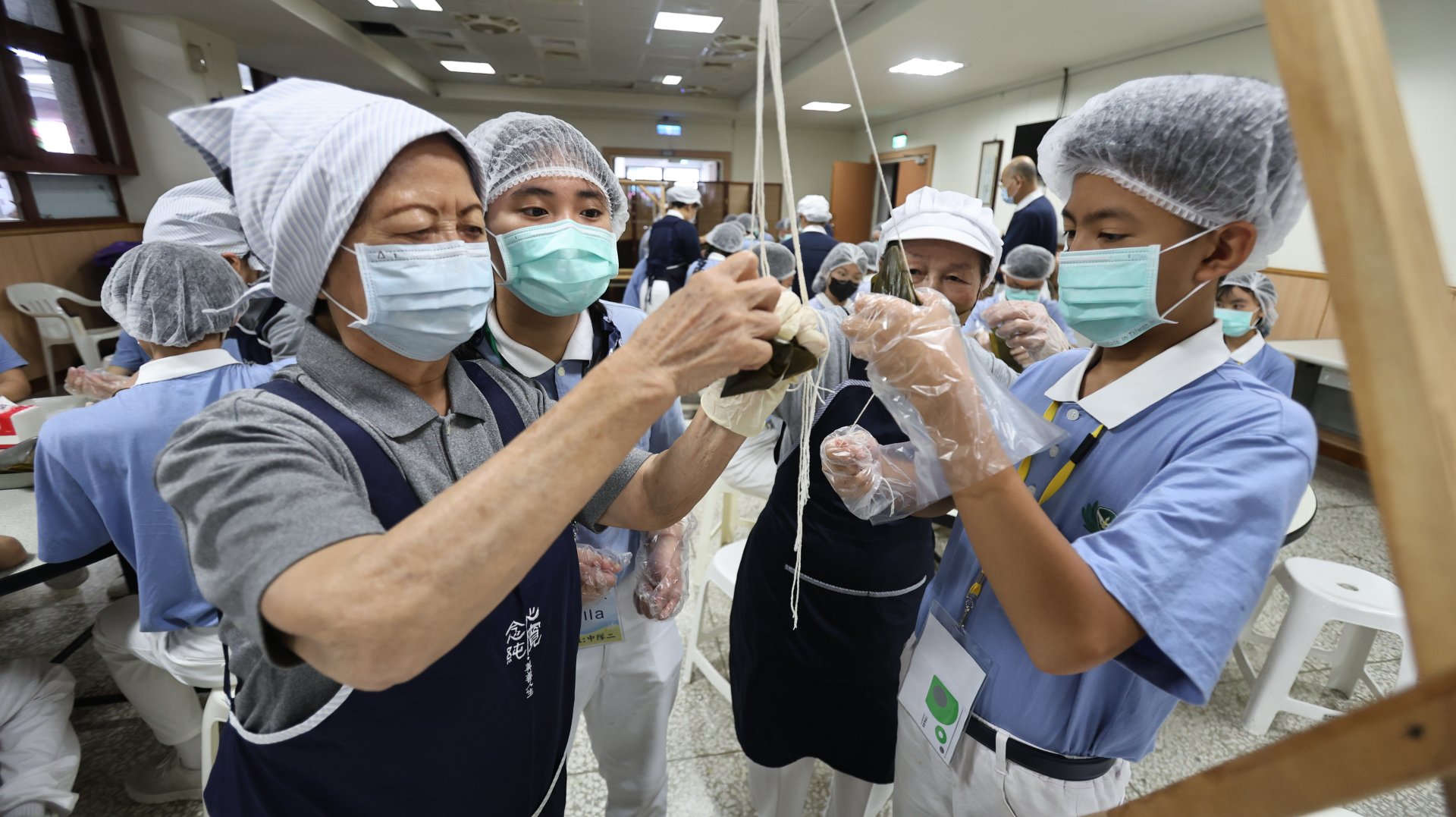 慈濟特別規劃了「飲食文化分享」與「包粽子體驗」。