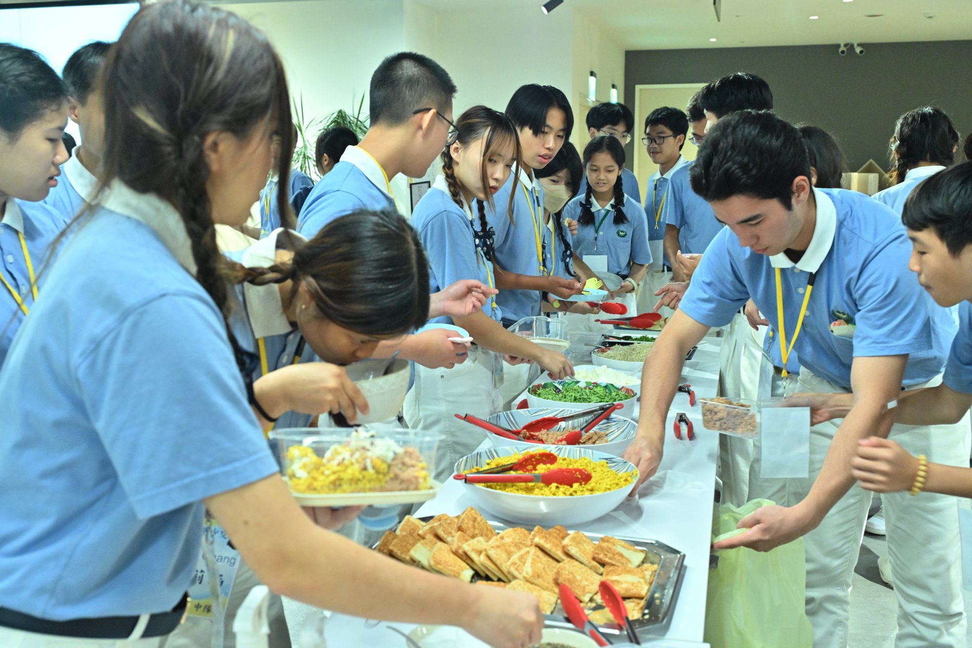 午餐藉由植物性飲食及DIY蔬食燒餅漢堡,讓學生從「知」走向「行」,體認到保護地球不需要宏大口號,而是從點一頓低碳的午齋開始。