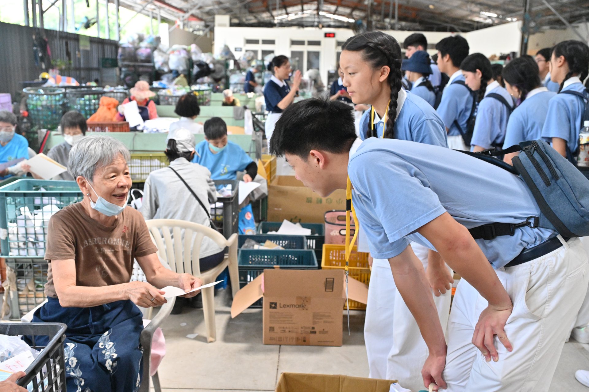 這項參訪體驗的教育核心,在於引導學生透過「現場觀察與對話」,直觀地反思都市消費文明帶來的環境負擔。