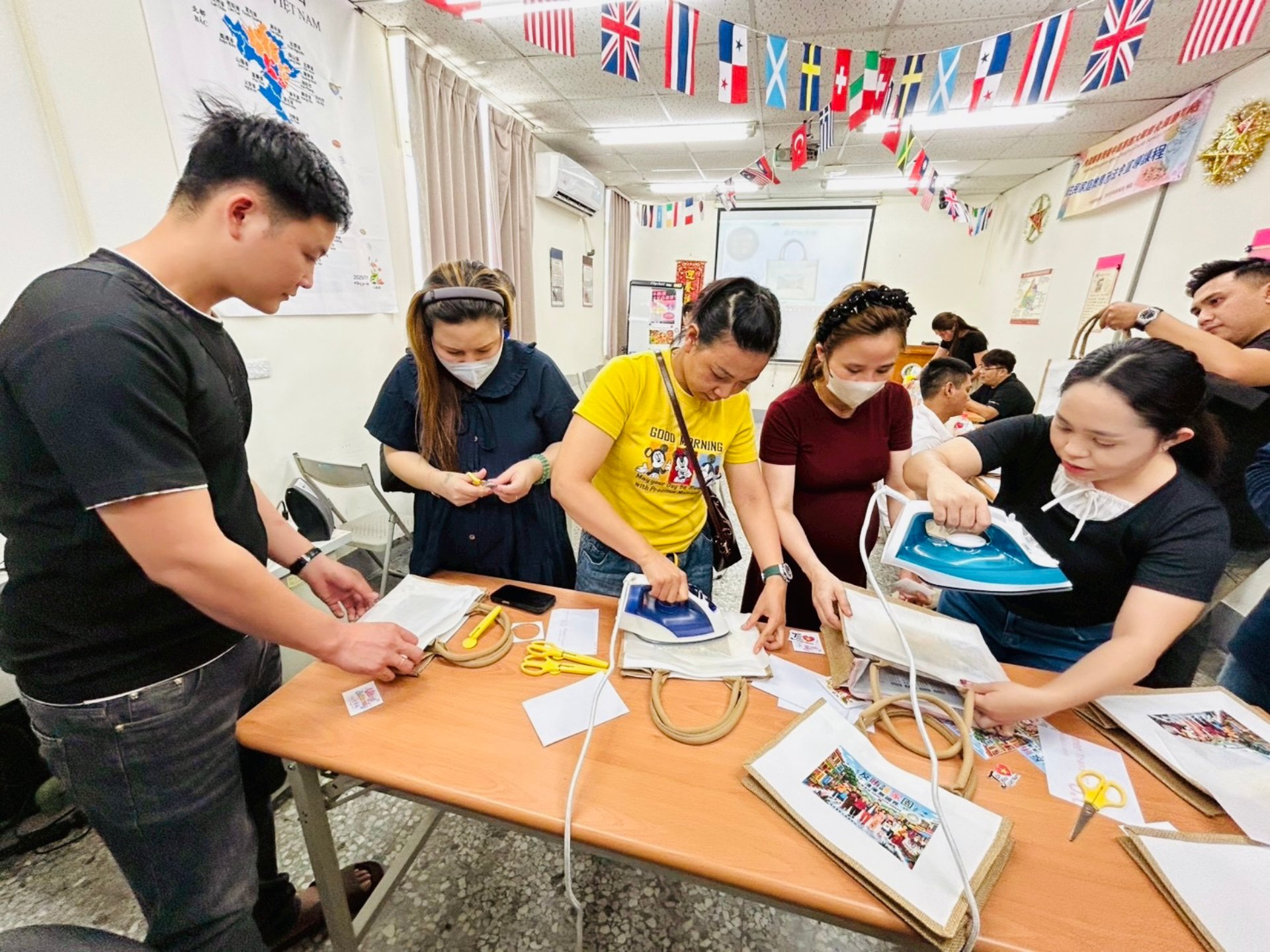 新住民將多元文化及廉政創意圖樣轉印至帆布提袋上。