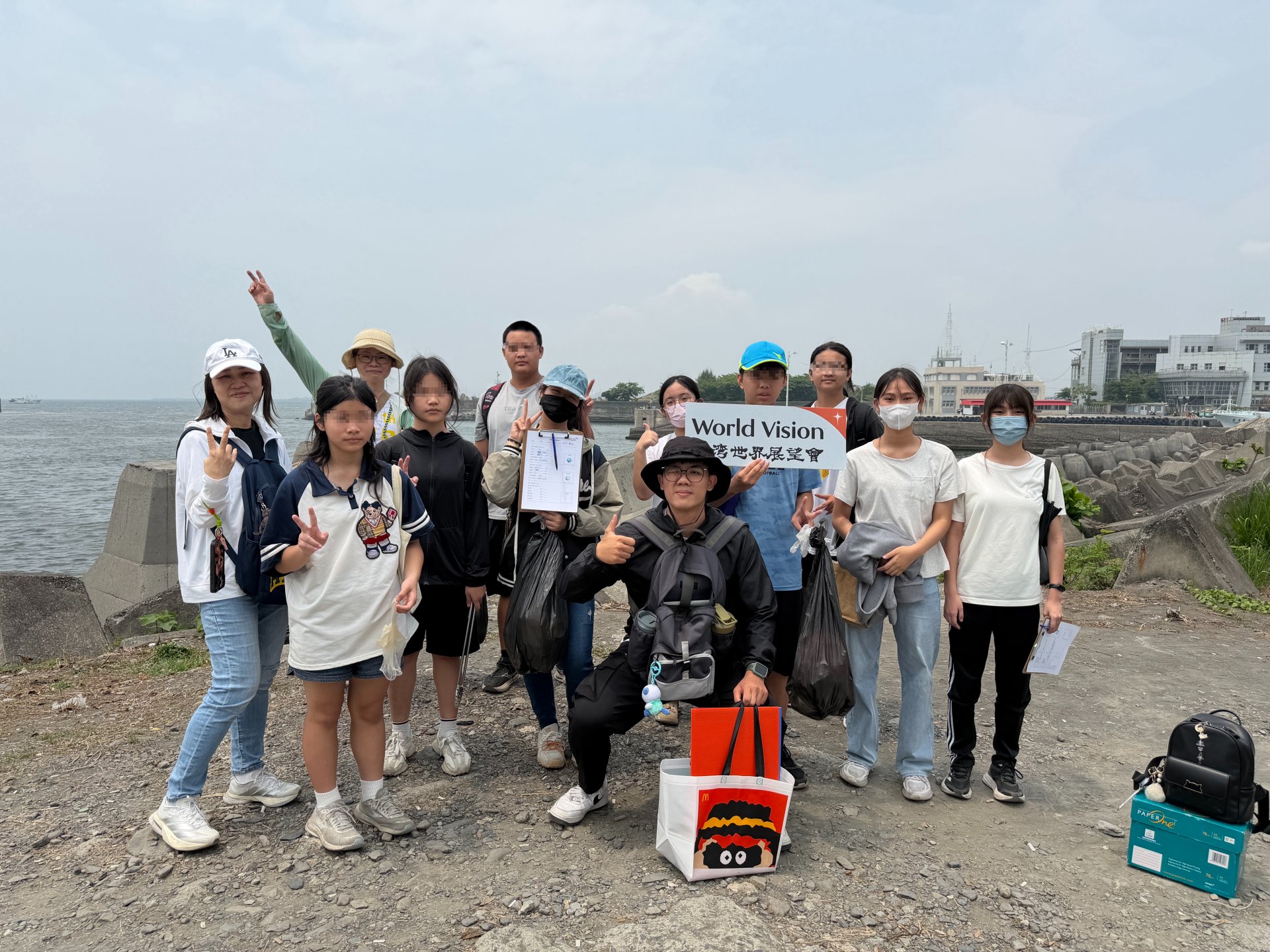 屏南中心社工陪伴兒少前往東港海邊實地踏查,從觀察海洋廢棄物問題理解環境議題,並將SDGs目標13「氣候行動」所學延伸至日常生活,思考永續行動的可能。