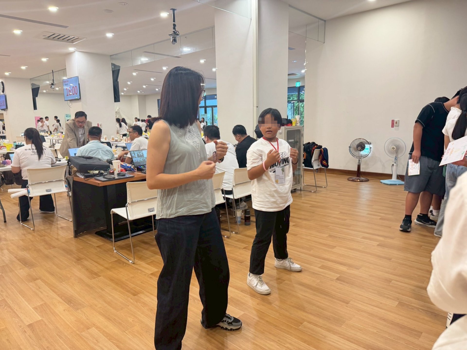 恆春中心兒少透過流行舞蹈課程探索SDGs目標3「良好健康與福祉」,由專業舞蹈老師帶領團體排舞練習,從律動與合作中培養自信、表達能力,並思考如何以舞蹈傳遞健康理念。