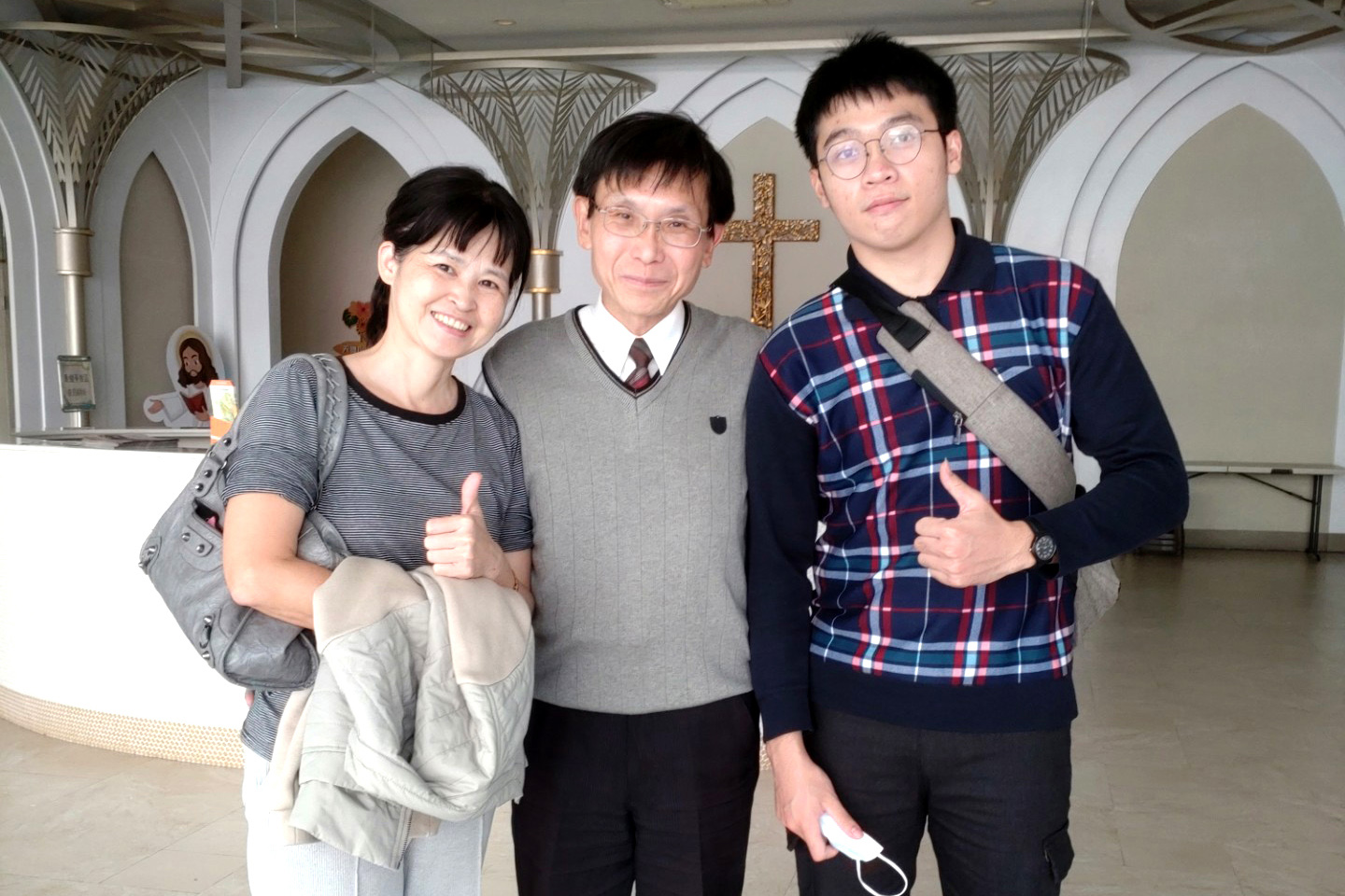 得知阿苑即將大學畢業,資助人黃先生夫婦從台北坐車到高雄,和阿苑相見歡,獻上祝福。