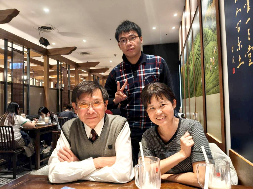 在溫馨的相見歡午宴中,資助人黃先生夫婦向阿苑傾囊相授重要的人生價值觀。