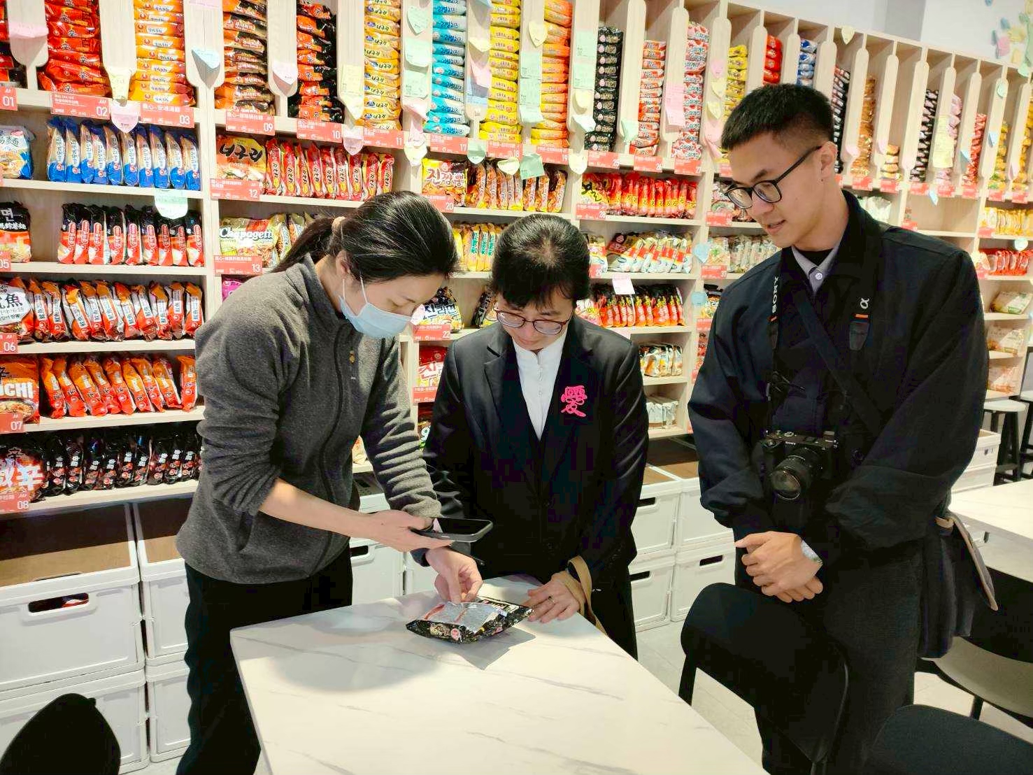 慈濟志工走訪阿啾西拉麵圖書館,了解店家創業故事與無人拉麵經營特色,並交流環保行動及公益理念,共同傳遞善念、關懷社區,實踐愛與永續的生活價值。