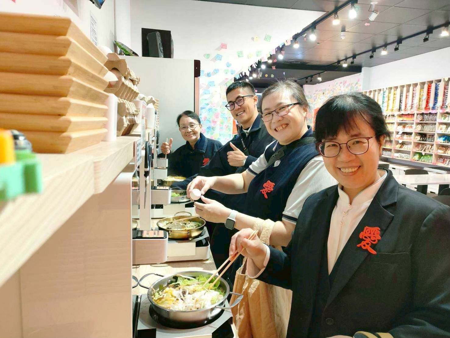 慈濟志工走訪阿啾西拉麵圖書館,了解店家創業故事與無人拉麵經營特色,並交流環保行動及公益理念,共同傳遞善念、關懷社區,實踐愛與永續的生活價值。