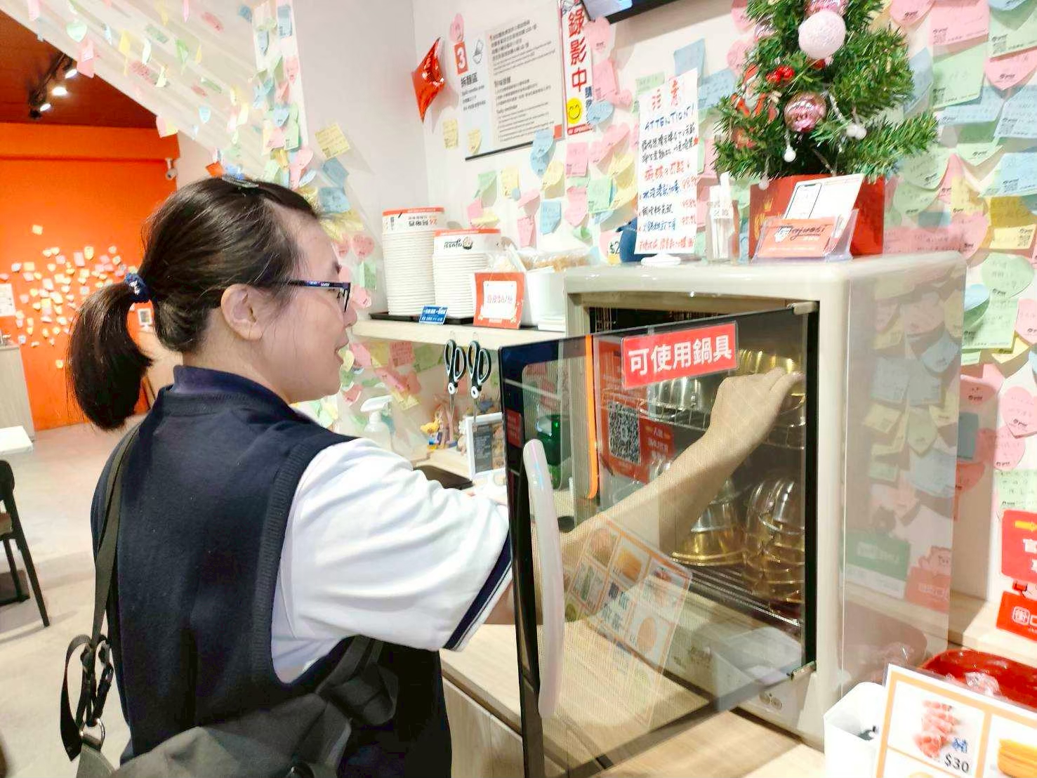 慈濟志工走訪阿啾西拉麵圖書館,了解店家創業故事與無人拉麵經營特色,並交流環保行動及公益理念,共同傳遞善念、關懷社區,實踐愛與永續的生活價值。