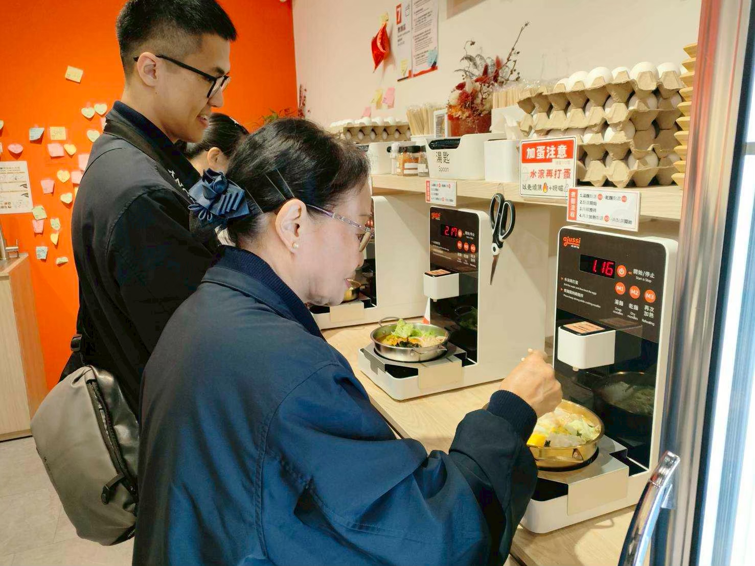 慈濟志工走訪阿啾西拉麵圖書館,了解店家創業故事與無人拉麵經營特色,並交流環保行動及公益理念,共同傳遞善念、關懷社區,實踐愛與永續的生活價值。