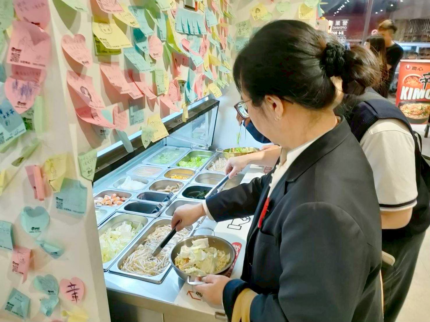 慈濟志工走訪阿啾西拉麵圖書館,了解店家創業故事與無人拉麵經營特色,並交流環保行動及公益理念,共同傳遞善念、關懷社區,實踐愛與永續的生活價值。