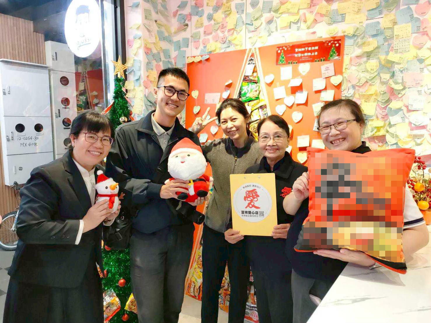 慈濟志工走訪阿啾西拉麵圖書館,了解店家創業故事與無人拉麵經營特色,並交流環保行動及公益理念,共同傳遞善念、關懷社區,實踐愛與永續的生活價值。