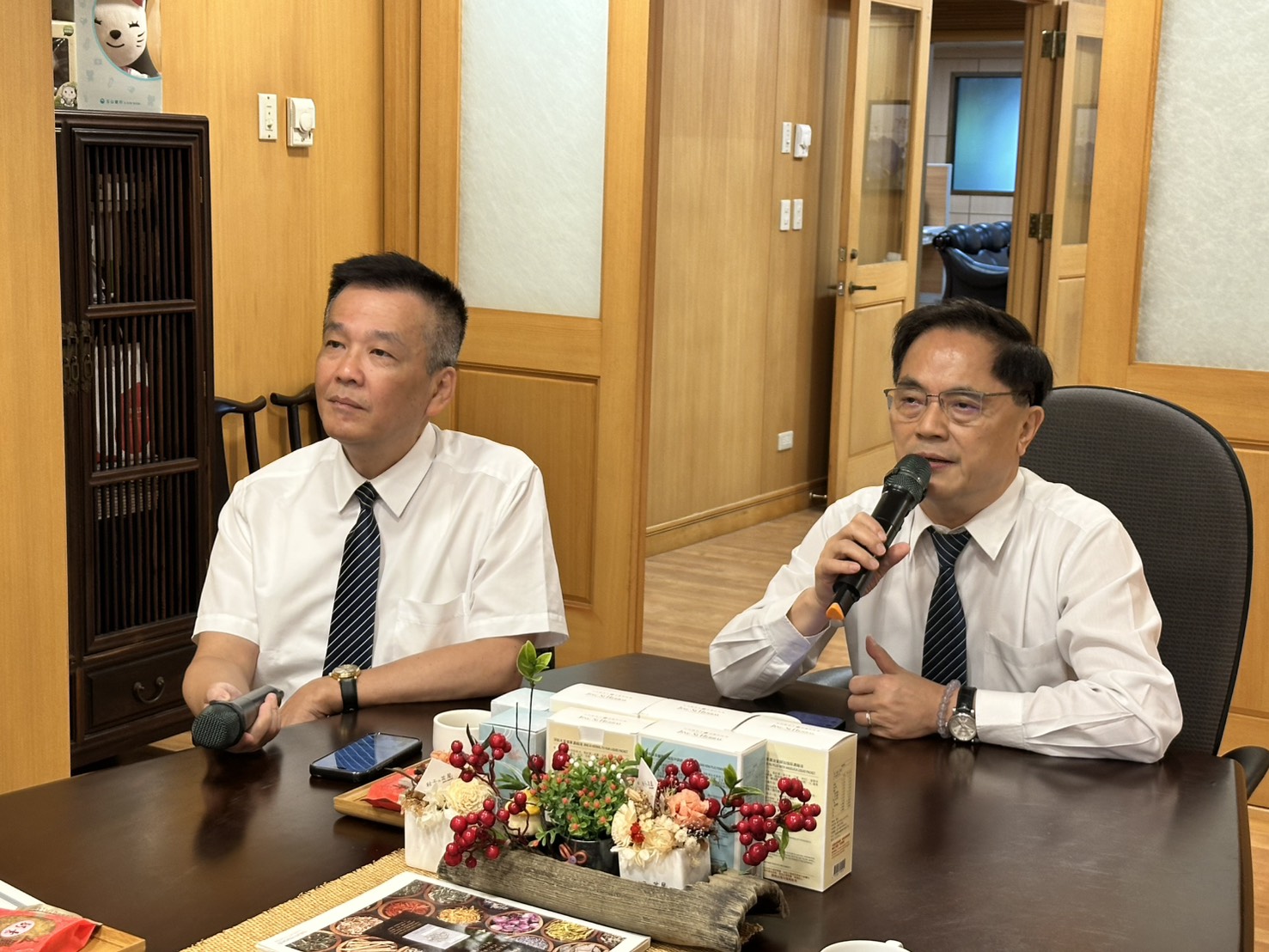 花蓮慈濟醫院林欣榮院長表示，在確保同仁安全的前提下，維持住院、急診與部分門診的運作。