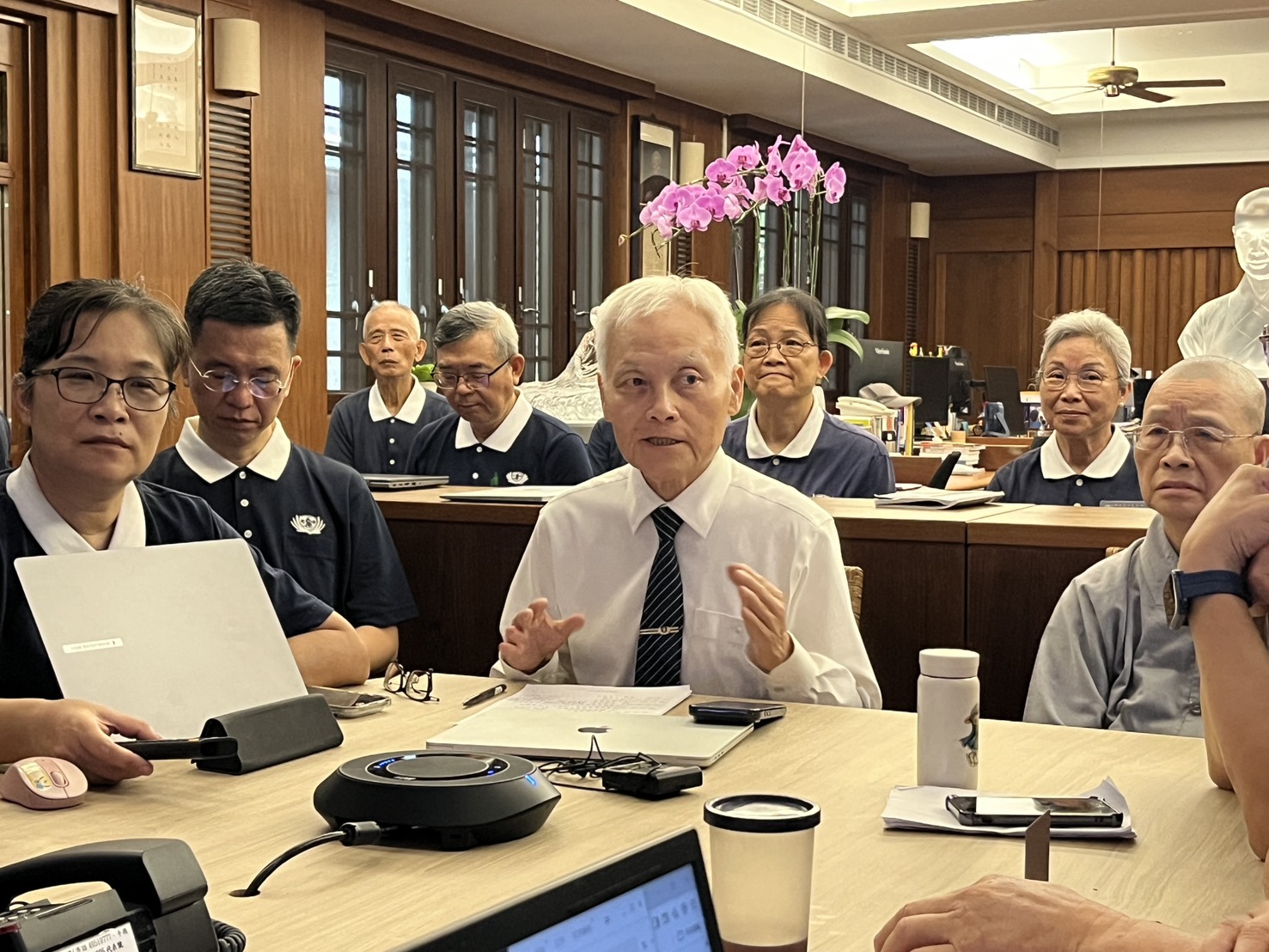 除了後勤物資與機構整備，慈濟最核心的「社區慈善網絡」更早已深入鄰里。花蓮靜思精舍防災應變中心由慈濟基金會副執行長張宗義主持。
