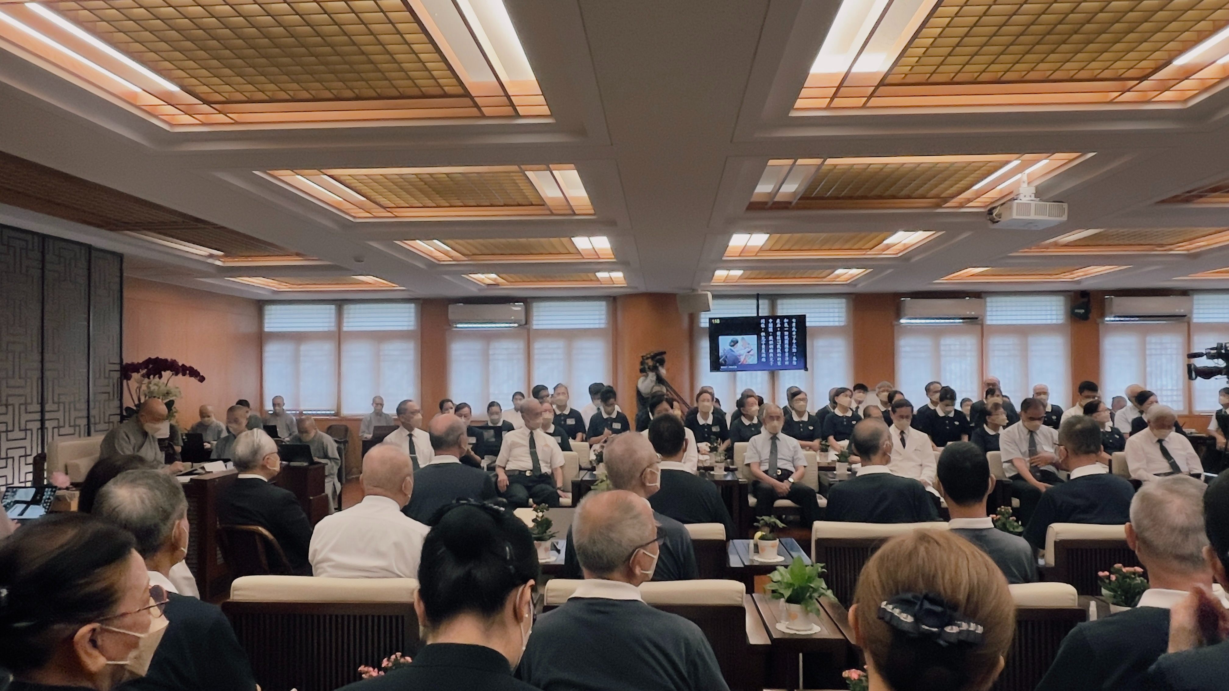 關心巴威颱風來襲，慈濟證嚴法師在慈濟台北分會主持全台連線防災會議。
