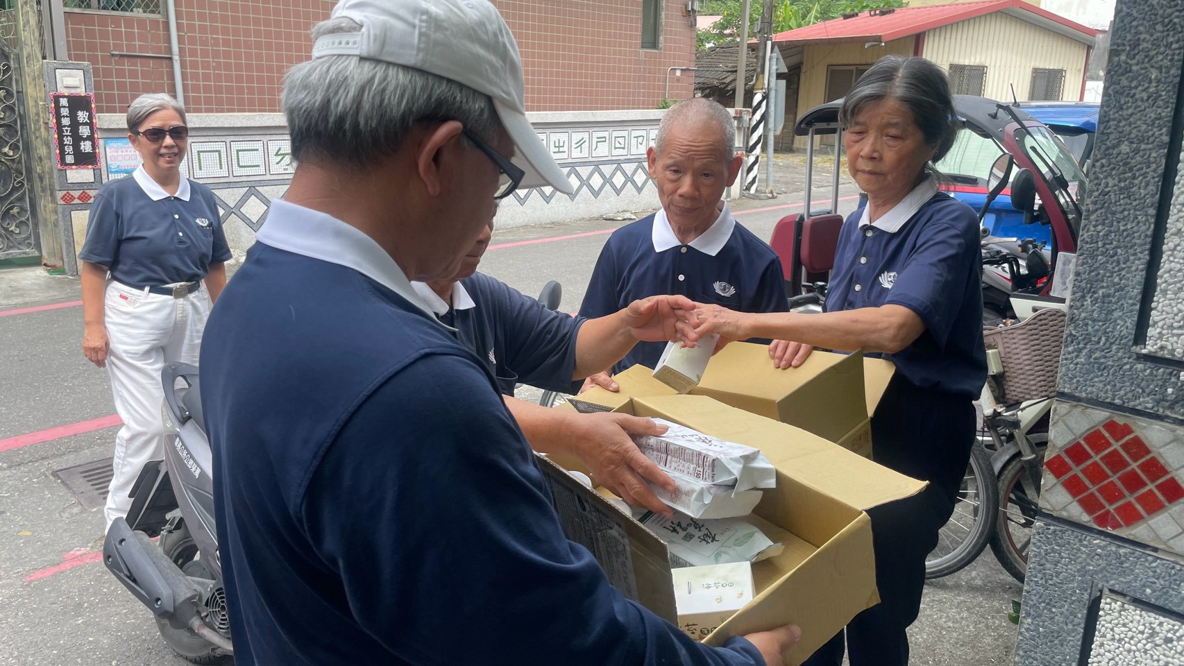 7月10日花蓮慈濟志工帶著物資前往受到萬里溪堰塞湖影響的收容據點。