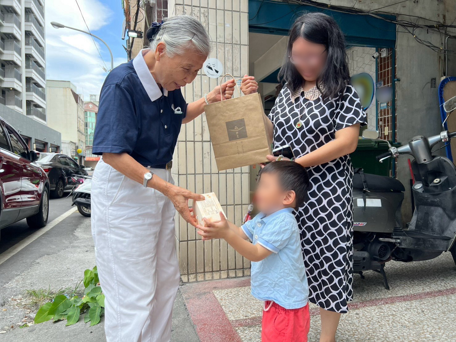 慈濟志工7月10日趁風雨未至，關懷慈濟照顧戶。