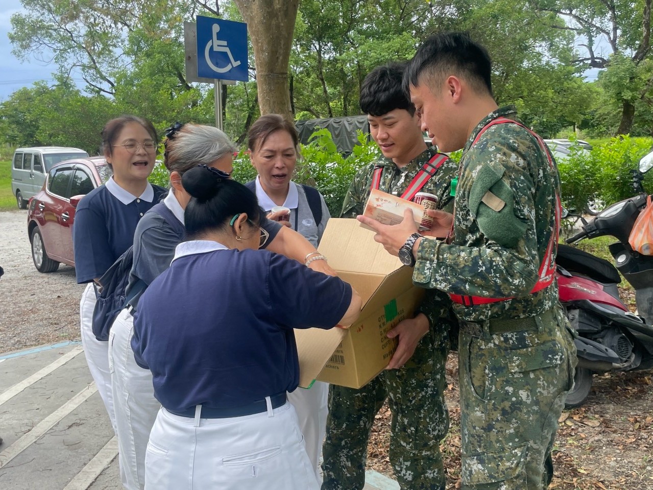 慈濟慰問協助防颱工作的國軍弟兄。