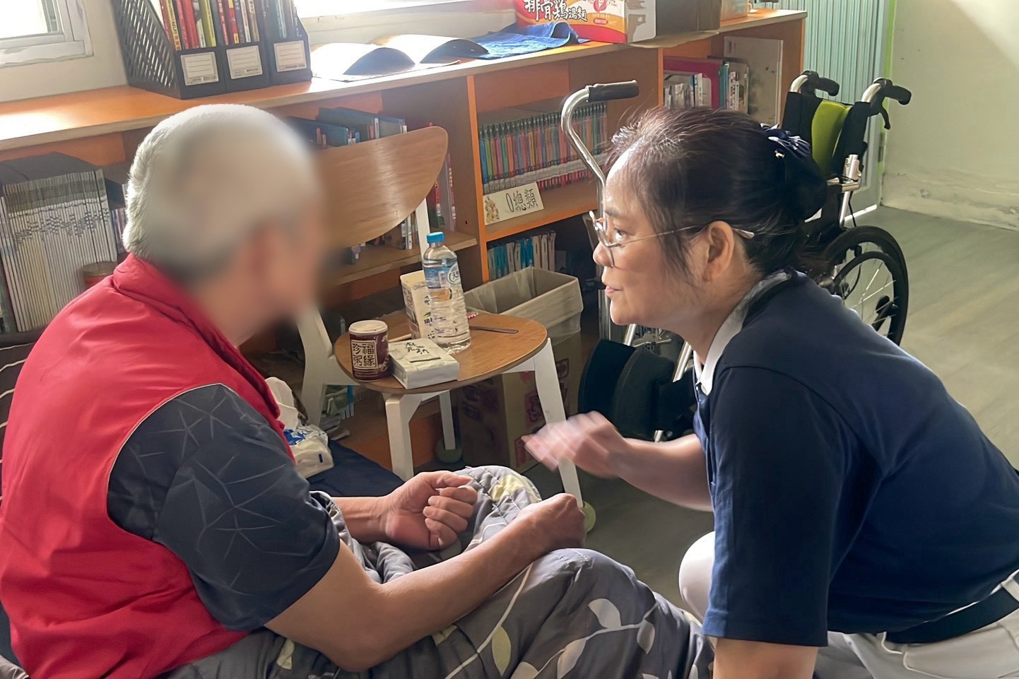 7月10日花蓮慈濟志工帶著物資前往受到萬里溪堰塞湖影響的收容據點，關懷撤離鄉親。