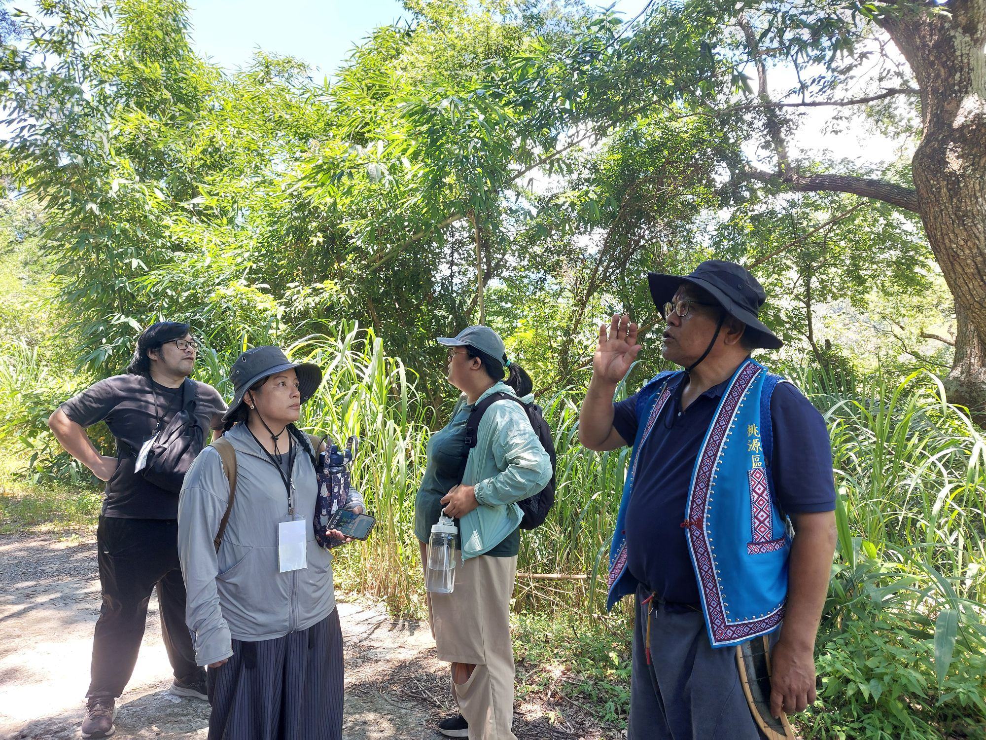 顏國經耆老帶領學員走讀關山越嶺古道。